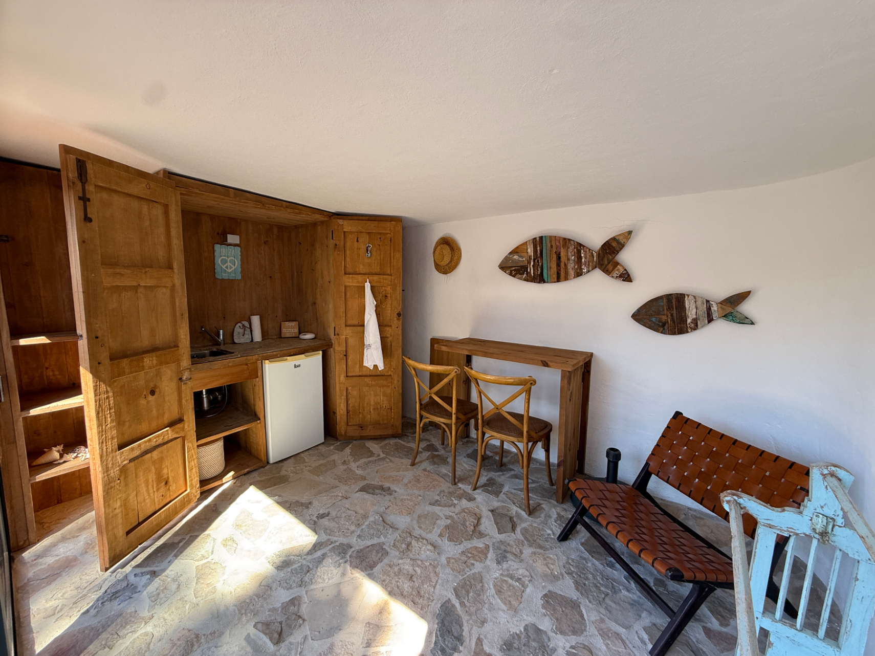 Encantadora casa con amplio jardín, piscina de agua salada y vistas al campo y al mar en Cala Jondal