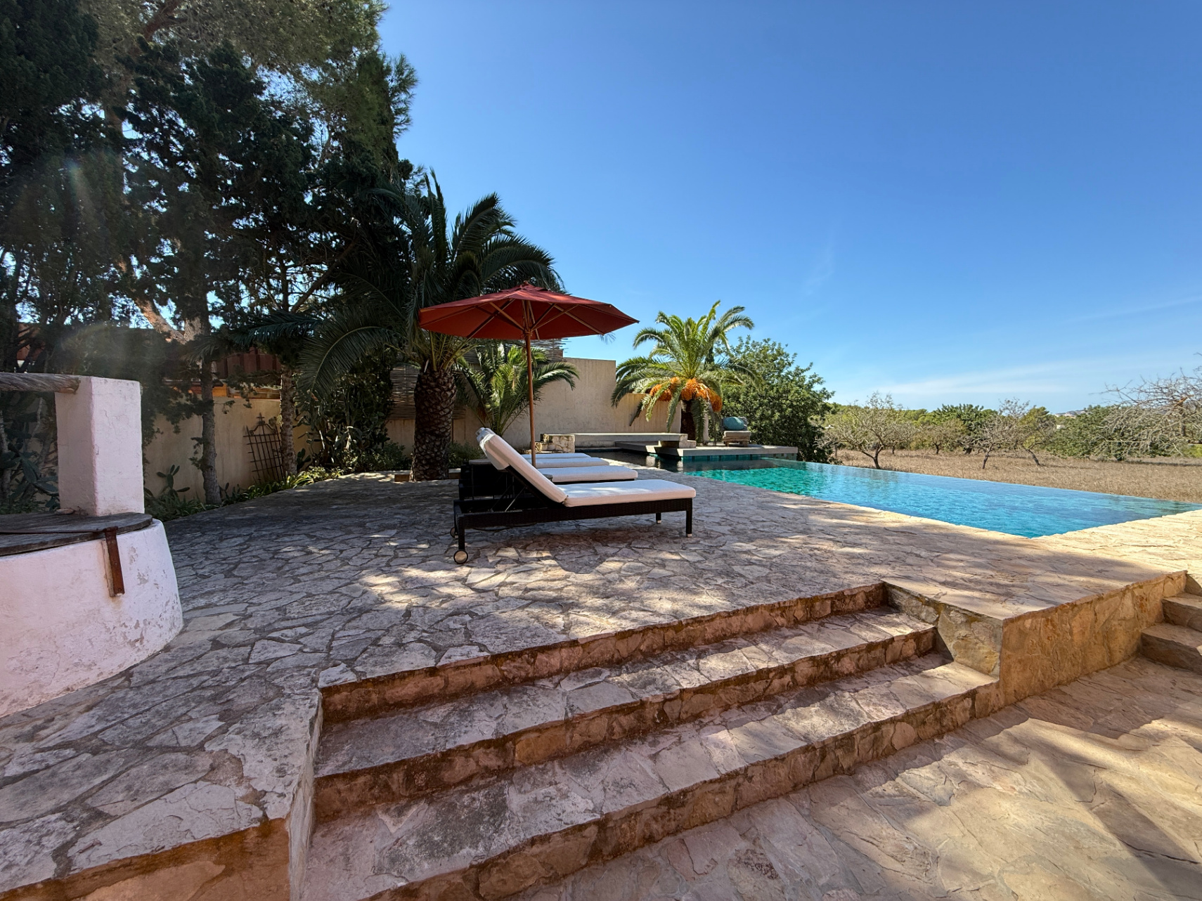 Encantadora casa con amplio jardín, piscina de agua salada y vistas al campo y al mar en Cala Jondal