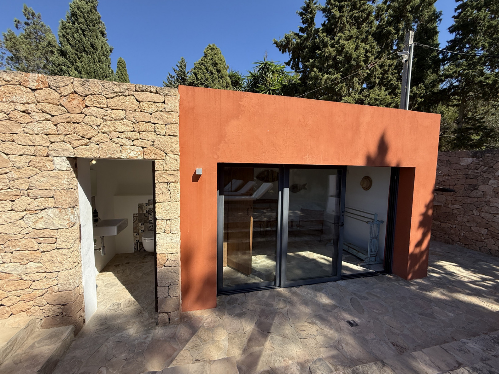 Encantadora casa con amplio jardín, piscina de agua salada y vistas al campo y al mar en Cala Jondal