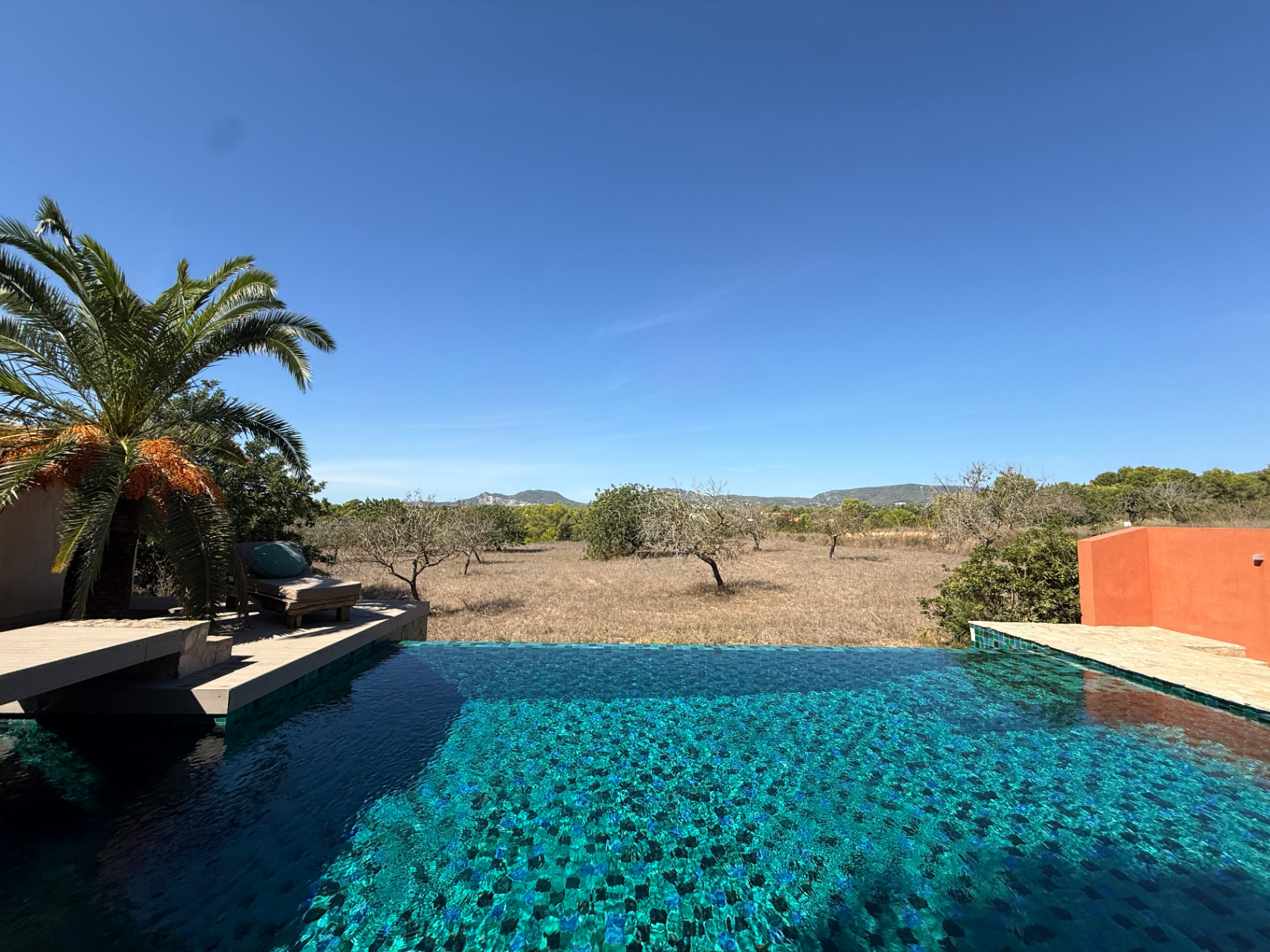 Encantadora casa con amplio jardín, piscina de agua salada y vistas al campo y al mar en Cala Jondal