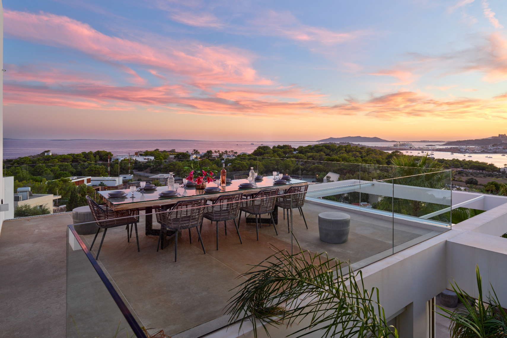 Villa contemporánea donde el lujo y la privacidad se encuentran con vistas espectaculares al mar