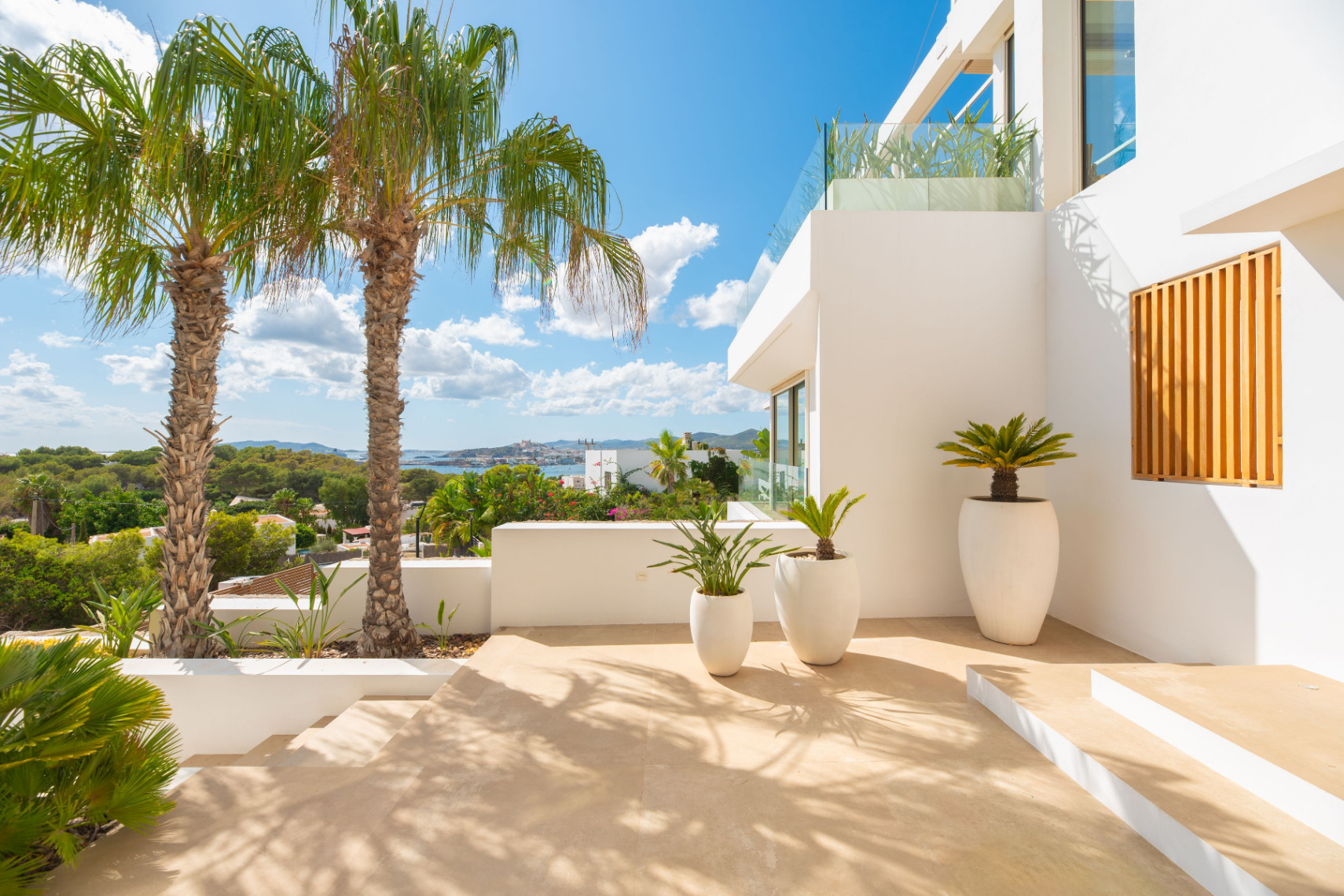 Villa contemporánea donde el lujo y la privacidad se encuentran con vistas espectaculares al mar