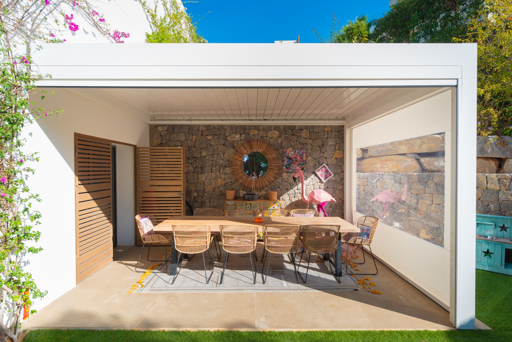 Villa contemporánea donde el lujo y la privacidad se encuentran con vistas espectaculares al mar