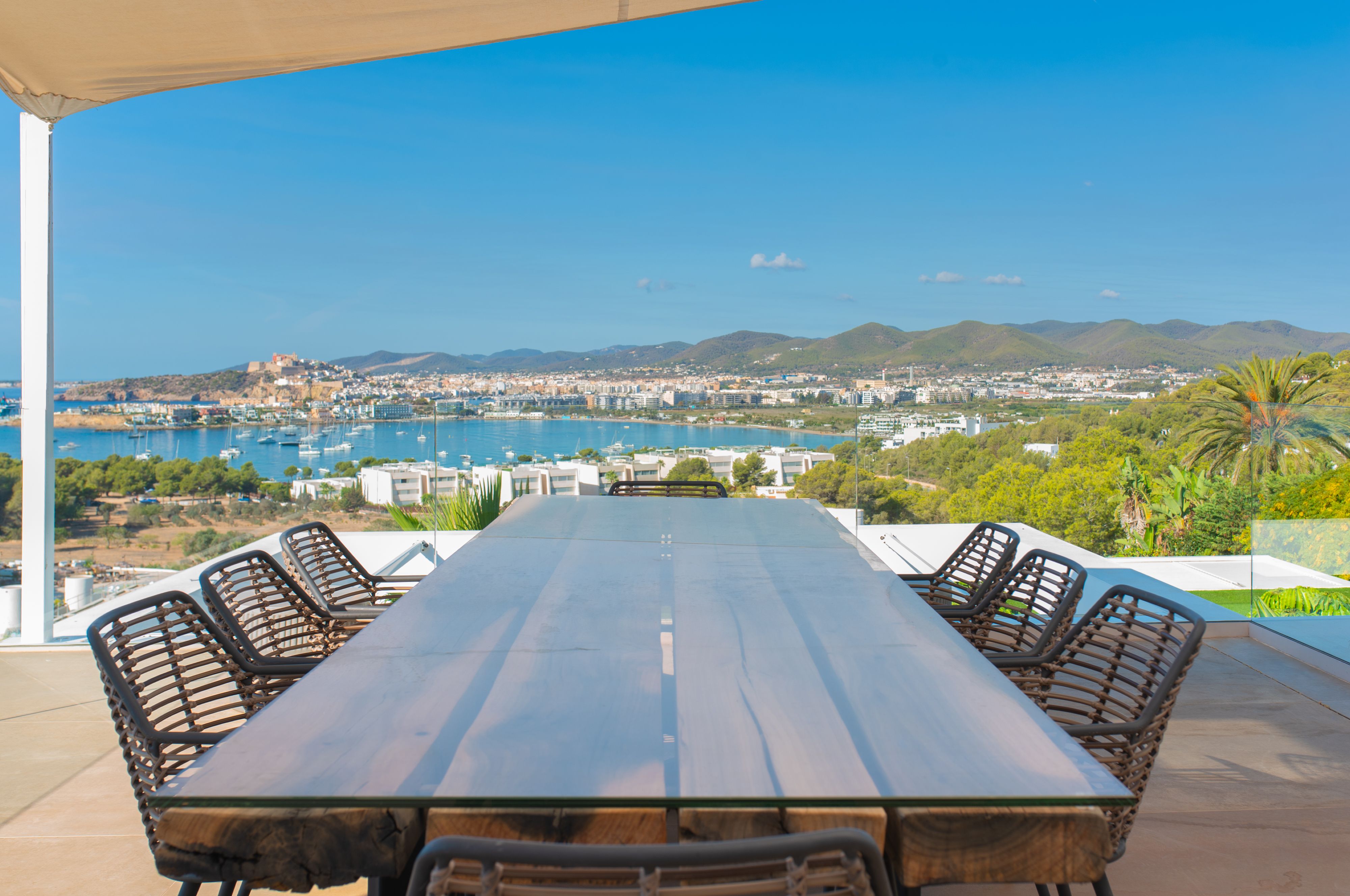 Villa contemporánea donde el lujo y la privacidad se encuentran con vistas espectaculares al mar