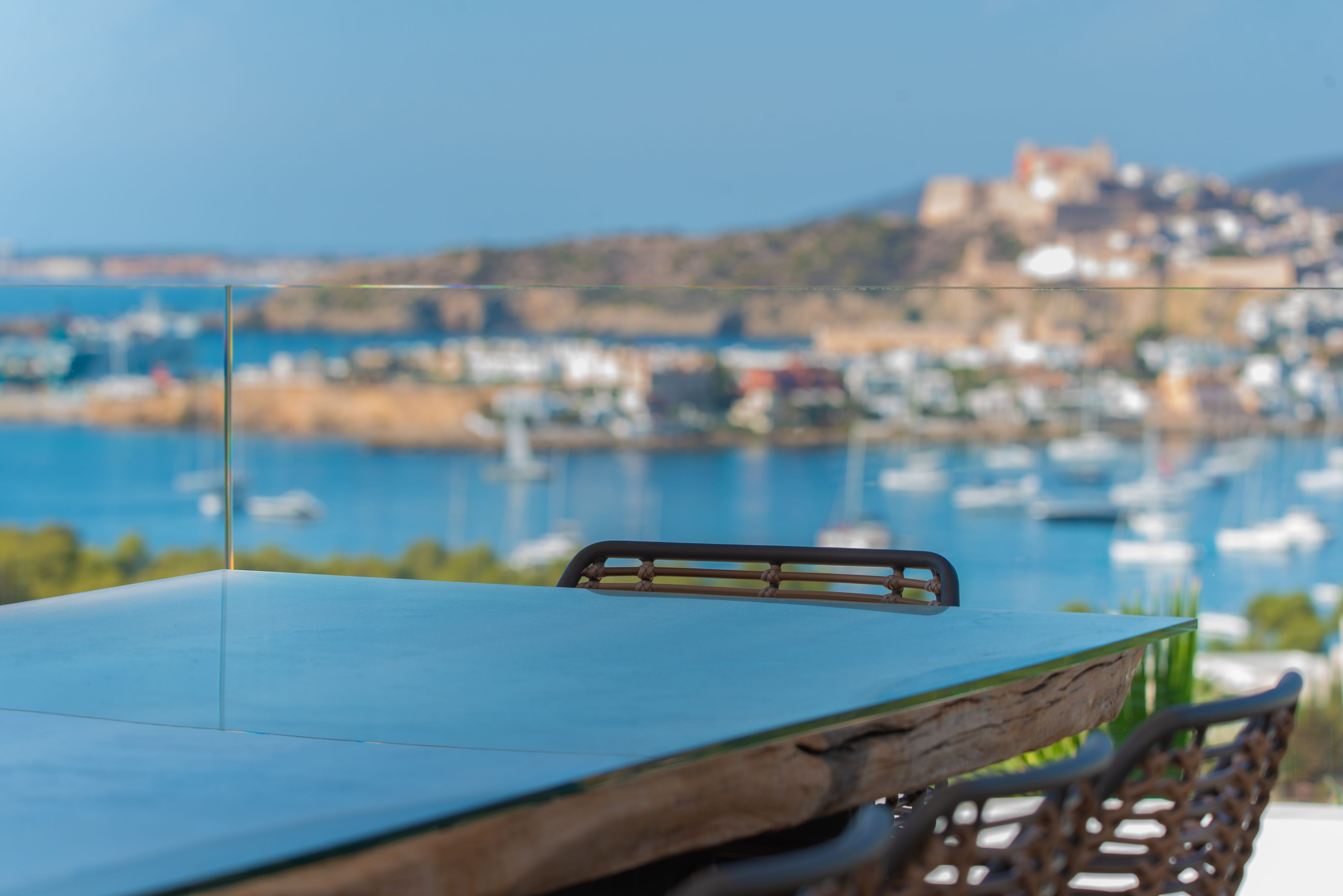 Villa contemporánea donde el lujo y la privacidad se encuentran con vistas espectaculares al mar