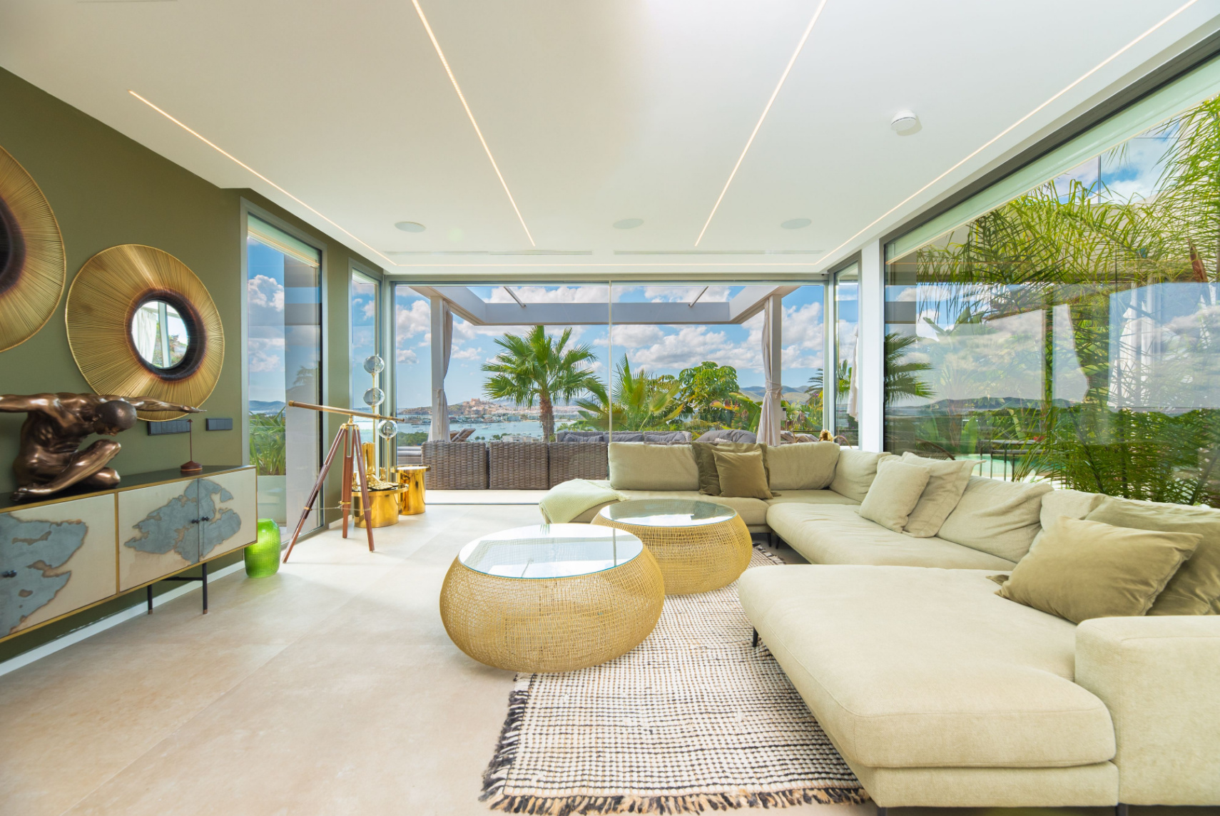 Villa contemporánea donde el lujo y la privacidad se encuentran con vistas espectaculares al mar