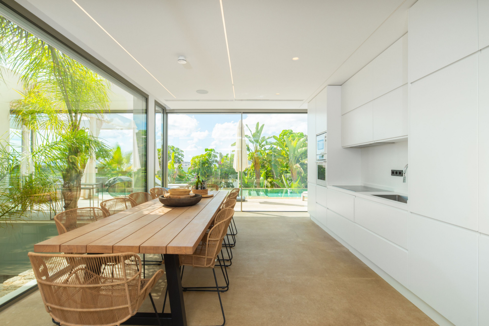 Villa contemporánea donde el lujo y la privacidad se encuentran con vistas espectaculares al mar