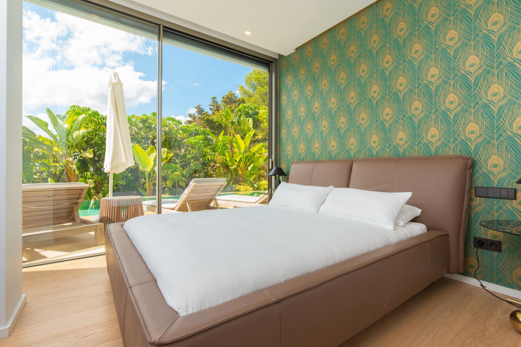 Villa contemporánea donde el lujo y la privacidad se encuentran con vistas espectaculares al mar
