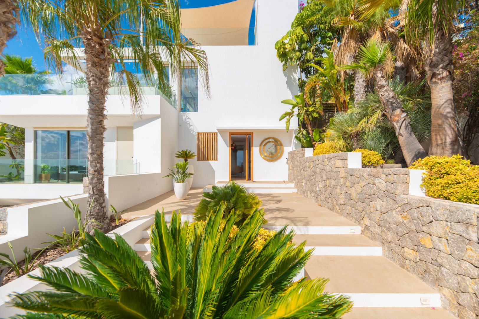 Villa contemporánea donde el lujo y la privacidad se encuentran con vistas espectaculares al mar