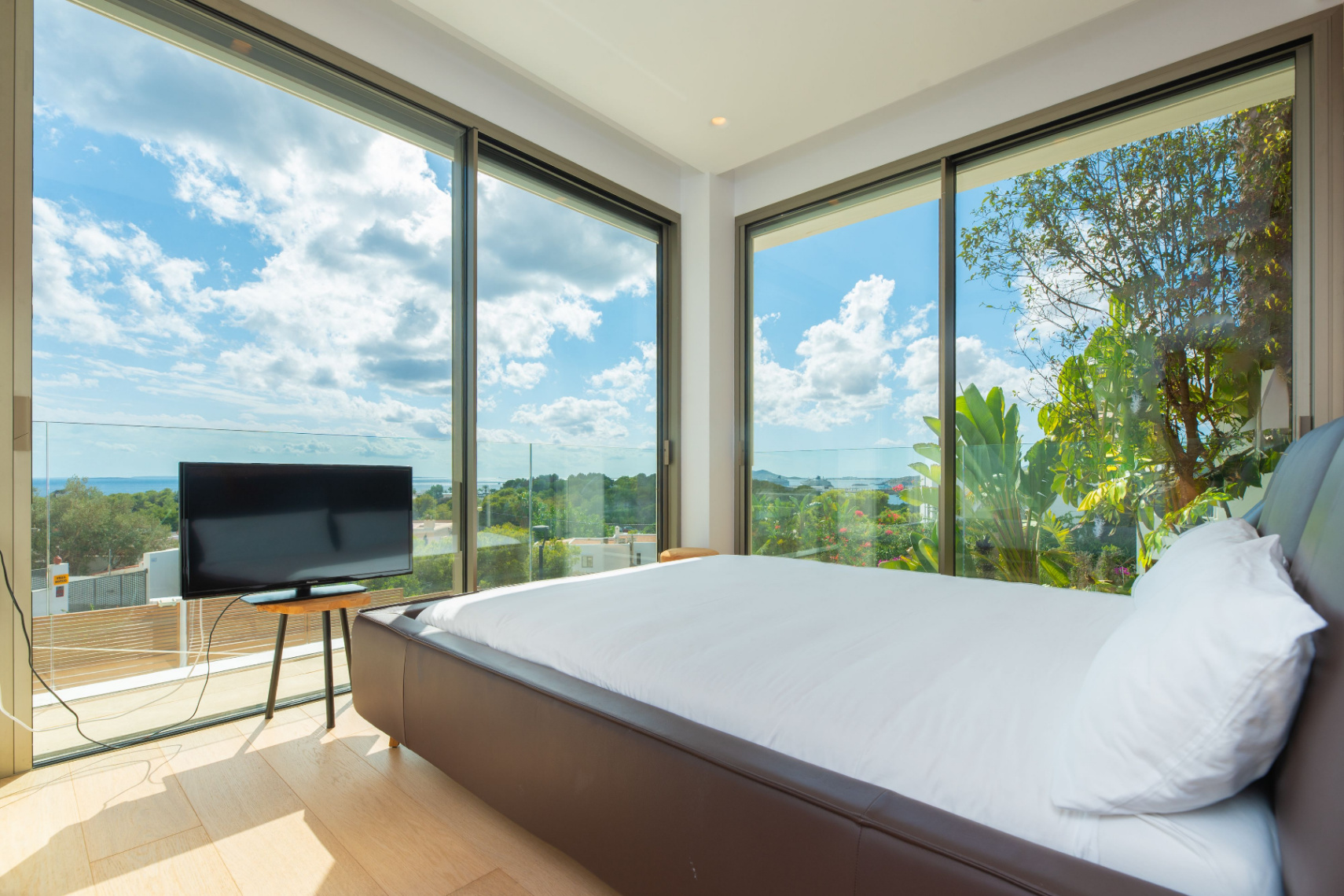 Villa contemporánea donde el lujo y la privacidad se encuentran con vistas espectaculares al mar