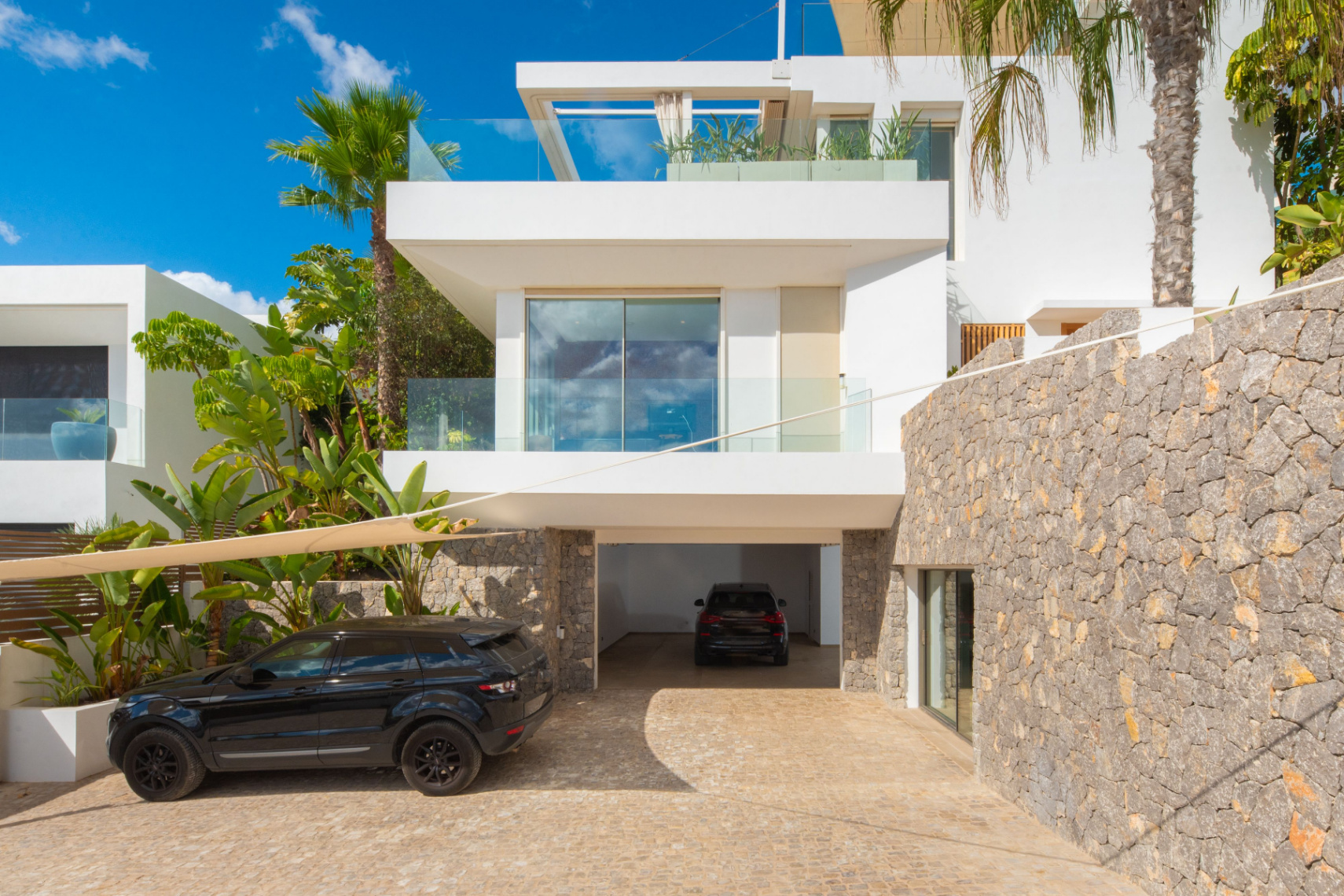 Villa contemporánea donde el lujo y la privacidad se encuentran con vistas espectaculares al mar