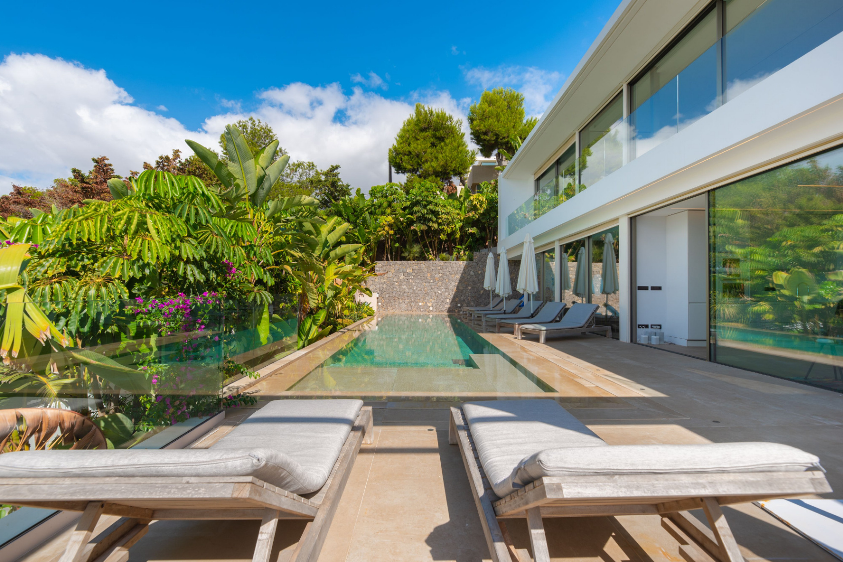 Villa contemporánea donde el lujo y la privacidad se encuentran con vistas espectaculares al mar