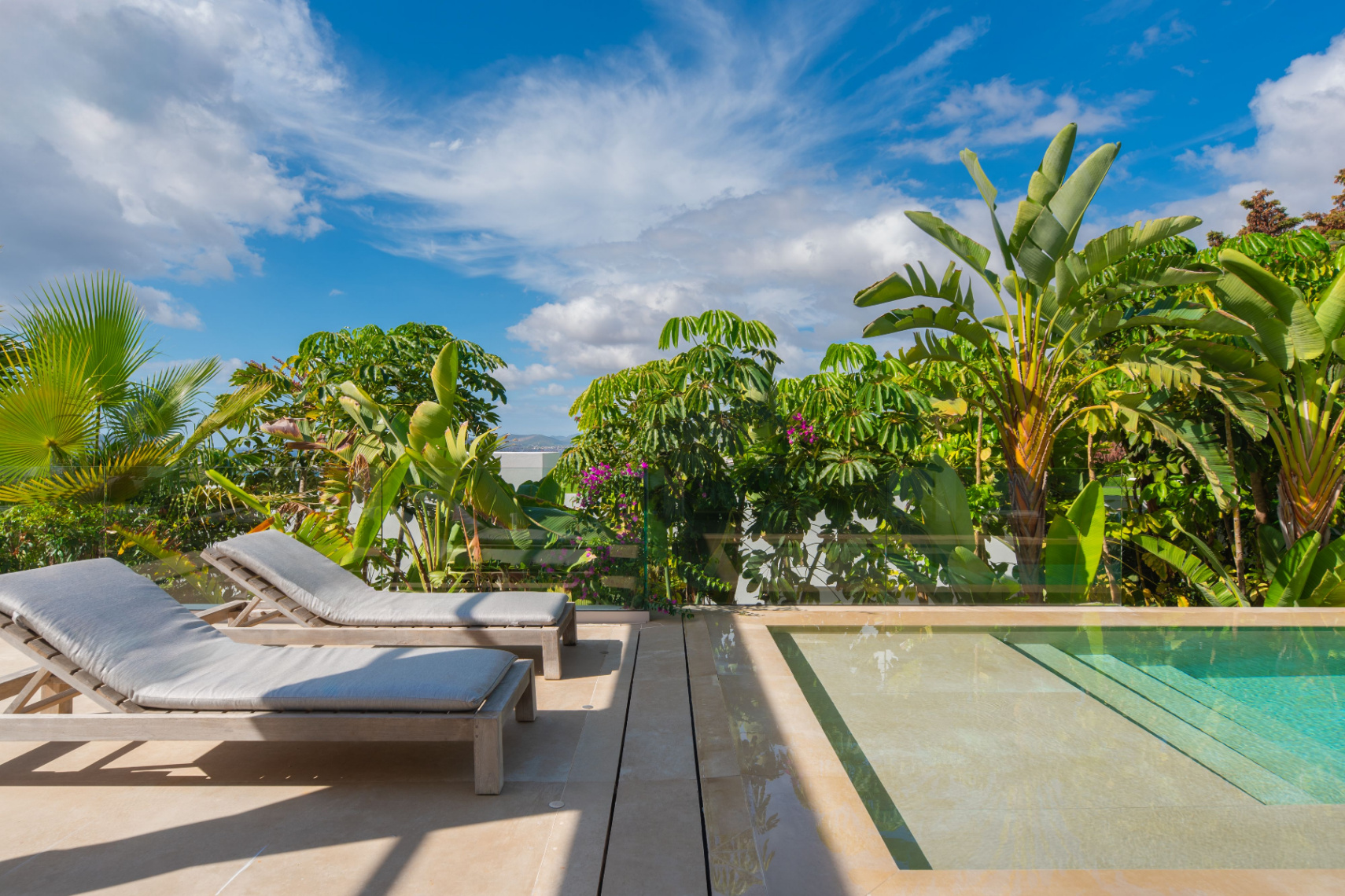 Villa contemporánea donde el lujo y la privacidad se encuentran con vistas espectaculares al mar