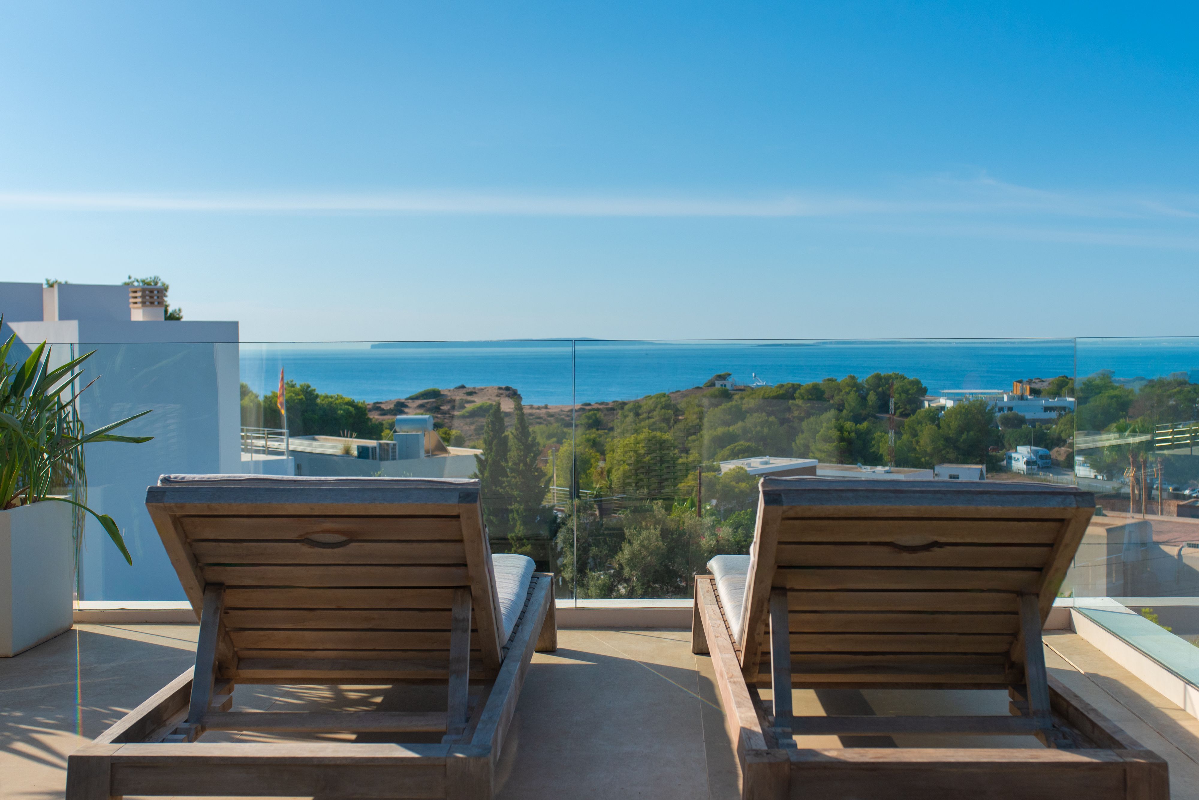 Villa contemporánea donde el lujo y la privacidad se encuentran con vistas espectaculares al mar