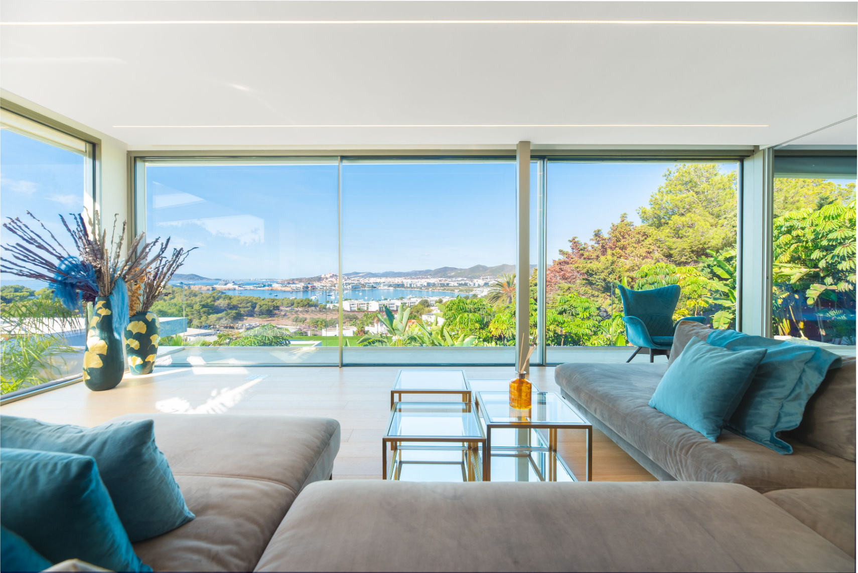 Villa contemporánea donde el lujo y la privacidad se encuentran con vistas espectaculares al mar