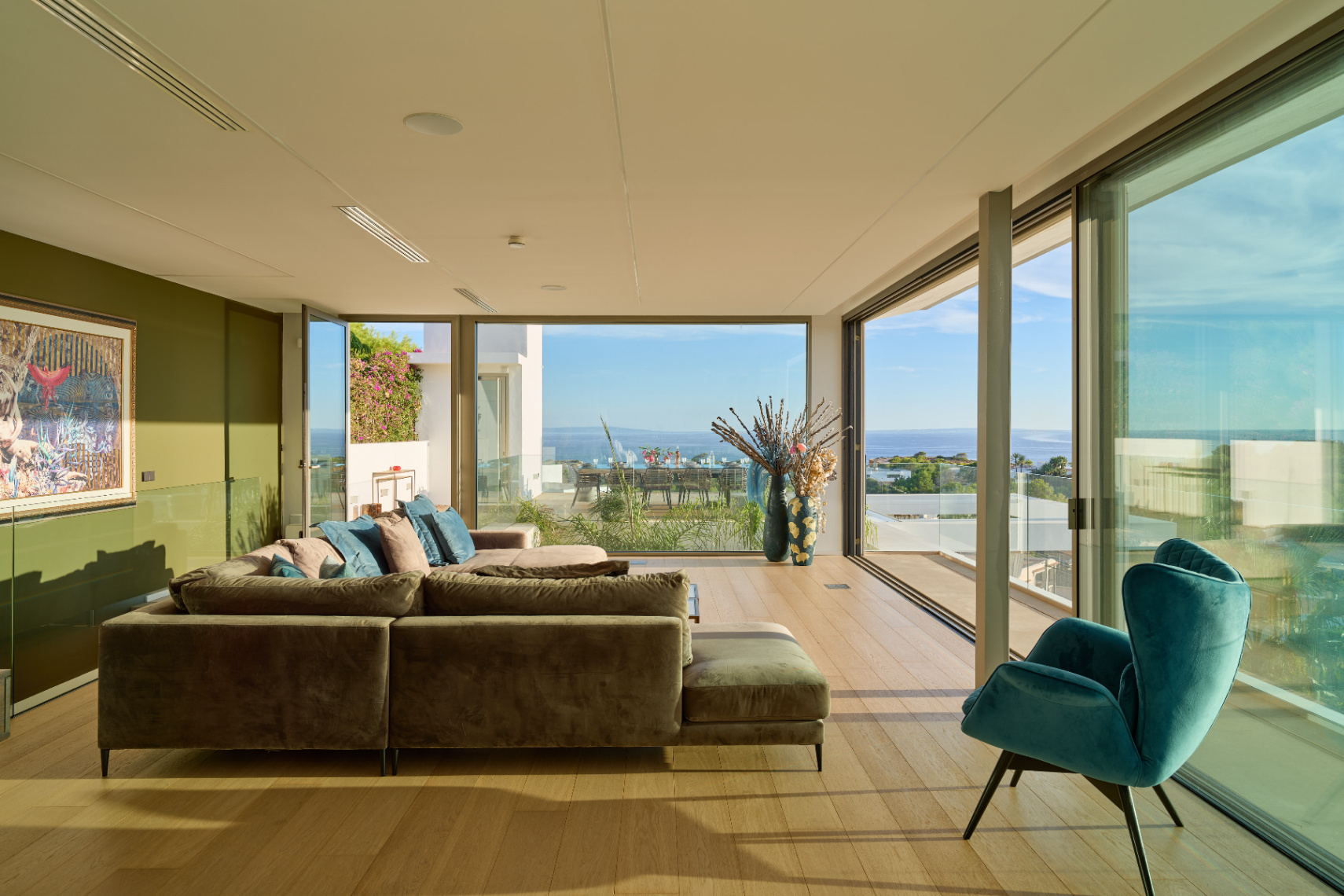 Villa contemporánea donde el lujo y la privacidad se encuentran con vistas espectaculares al mar