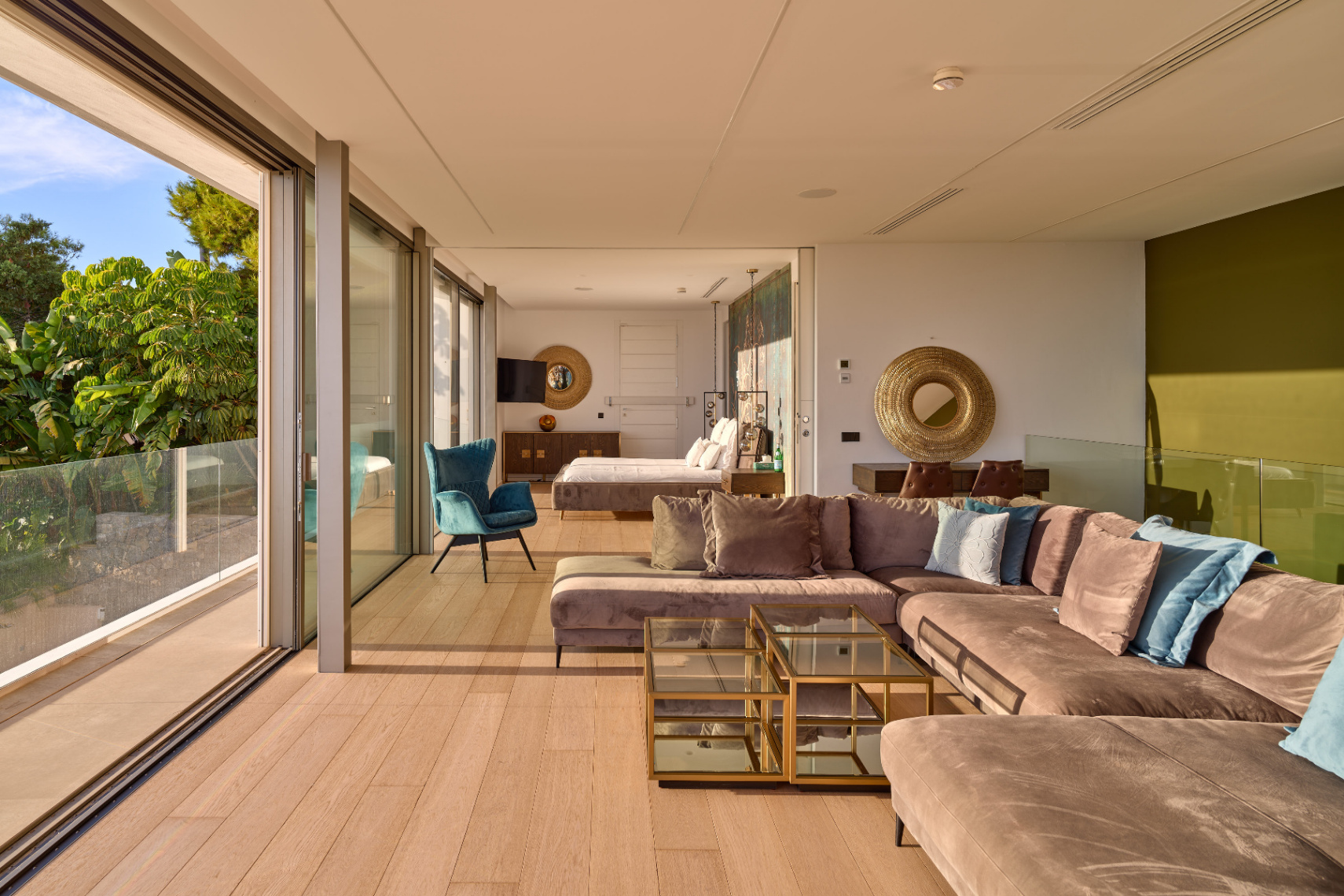 Villa contemporánea donde el lujo y la privacidad se encuentran con vistas espectaculares al mar