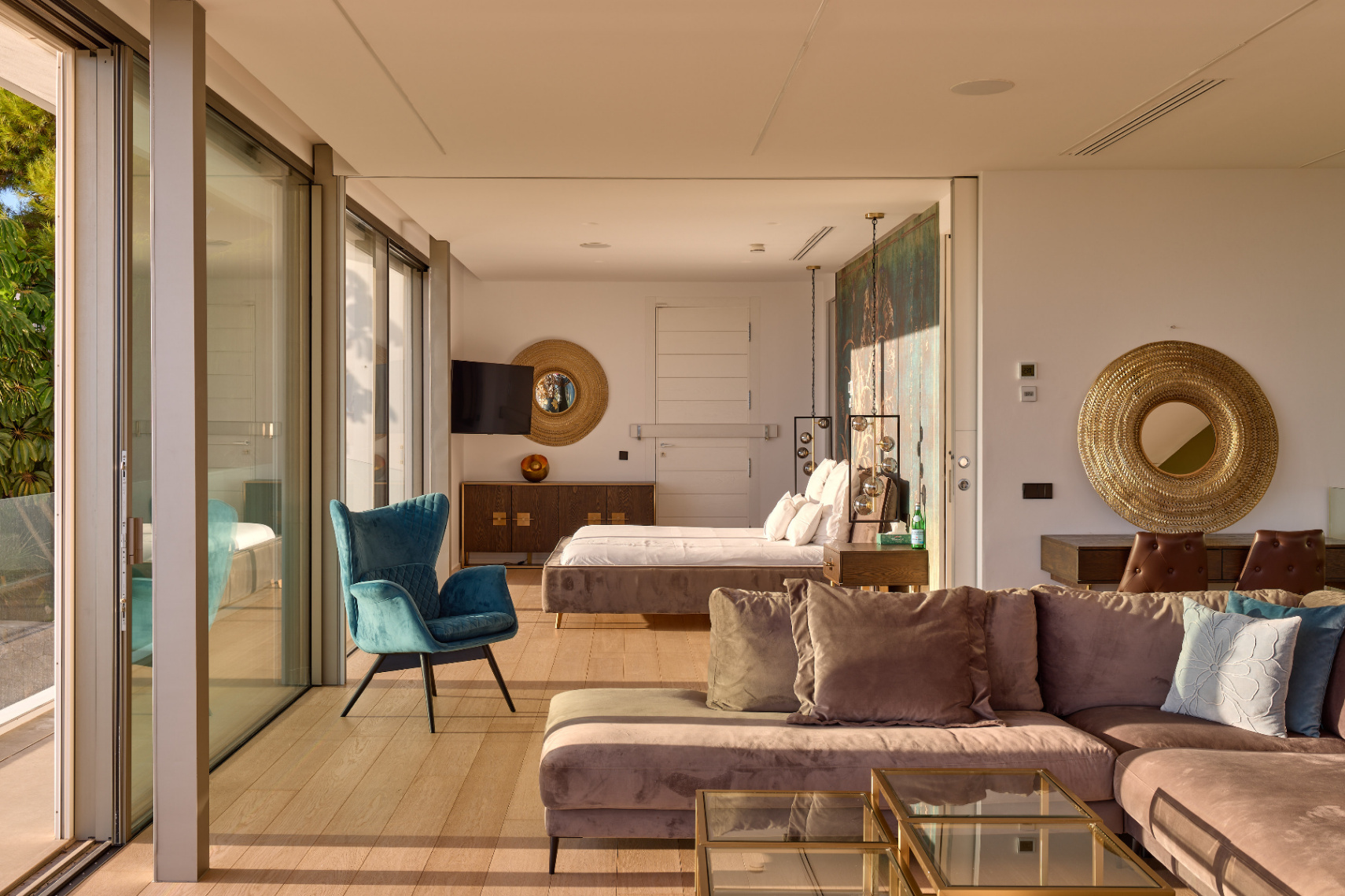 Villa contemporánea donde el lujo y la privacidad se encuentran con vistas espectaculares al mar