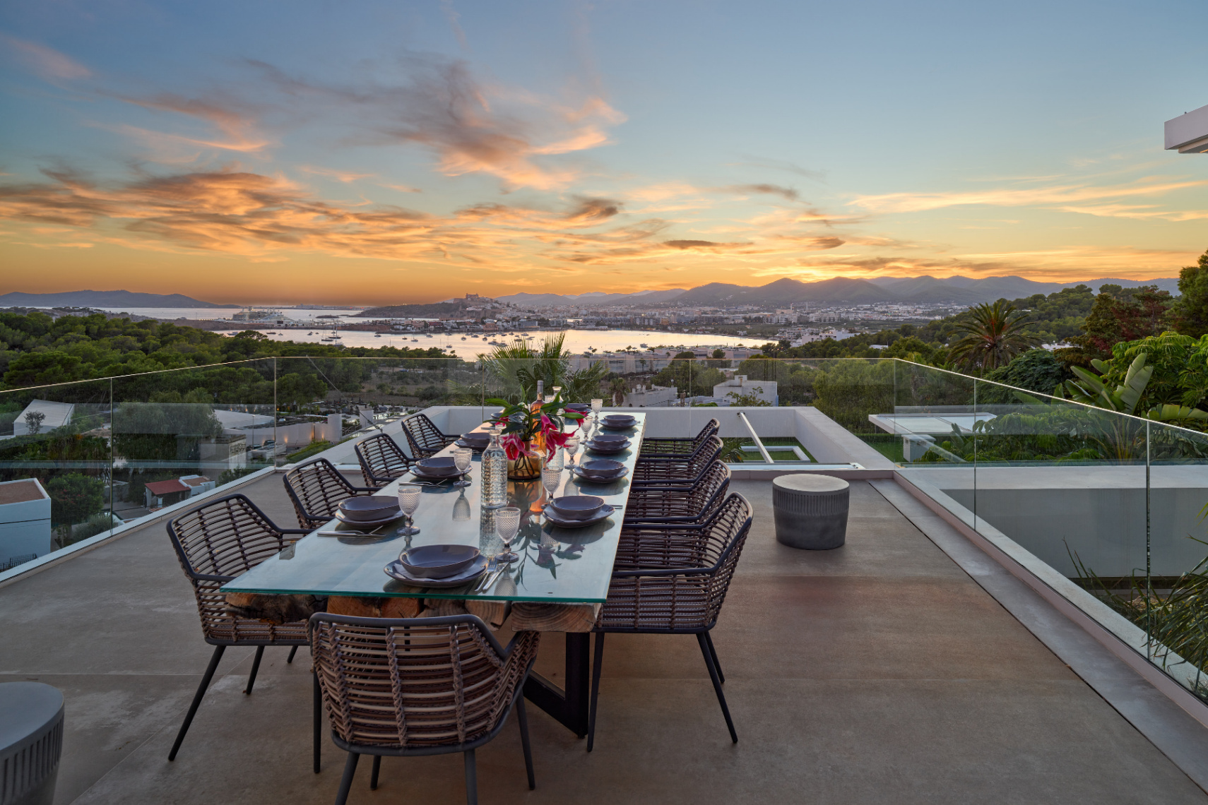 Villa contemporánea donde el lujo y la privacidad se encuentran con vistas espectaculares al mar