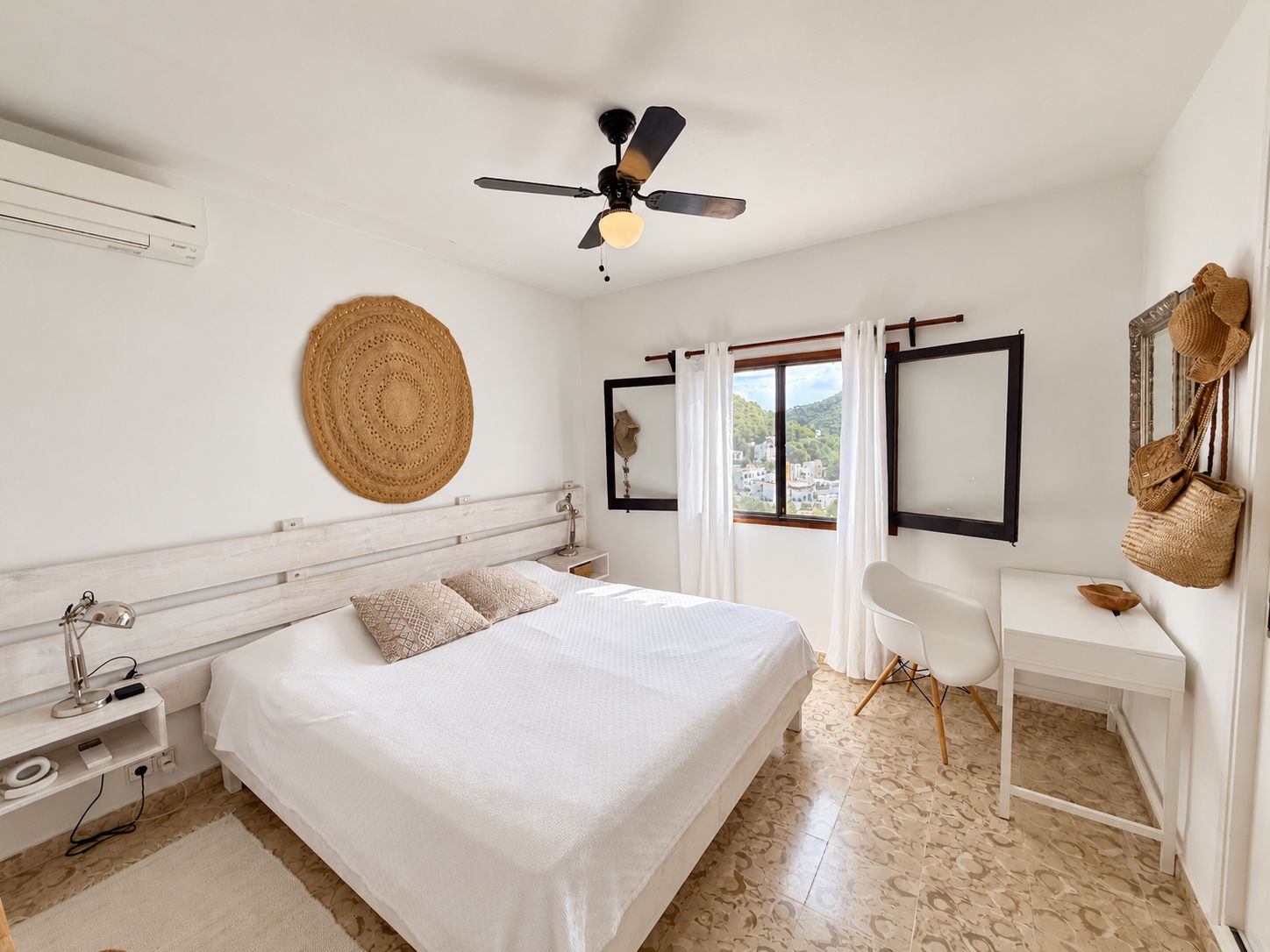 Villa con licencia turística, amplia zona de piscina y vistas panorámicas en Cala Llonga