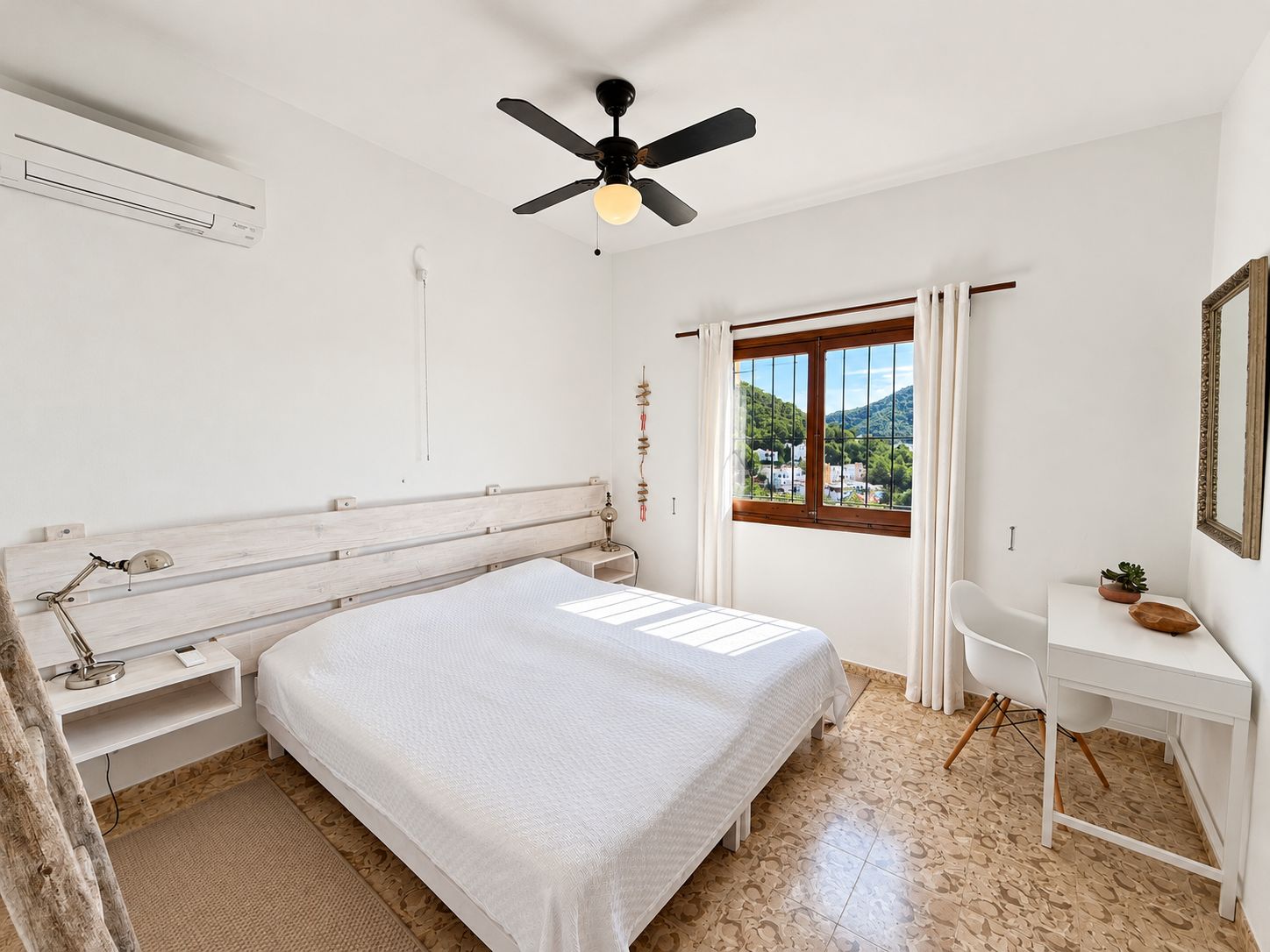 Villa con licencia turística, amplia zona de piscina y vistas panorámicas en Cala Llonga