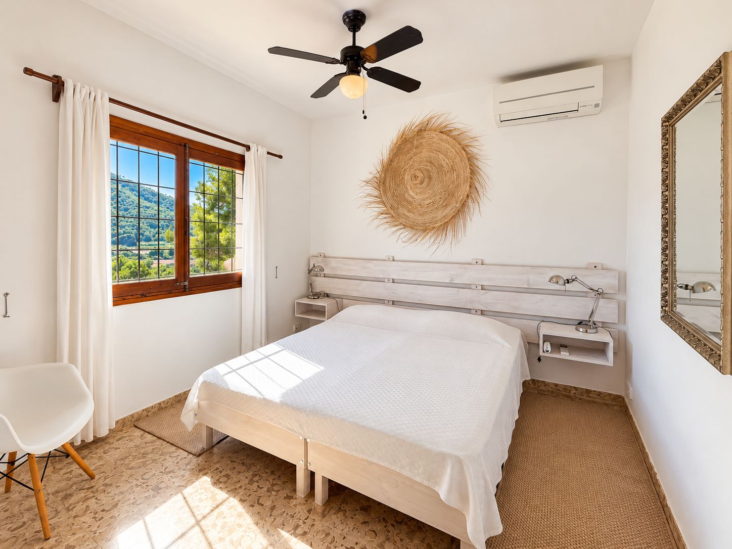 Villa con licencia turística, amplia zona de piscina y vistas panorámicas en Cala Llonga