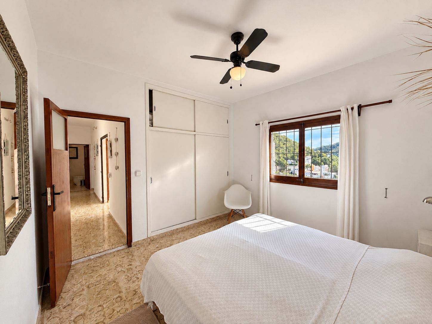 Villa con licencia turística, amplia zona de piscina y vistas panorámicas en Cala Llonga