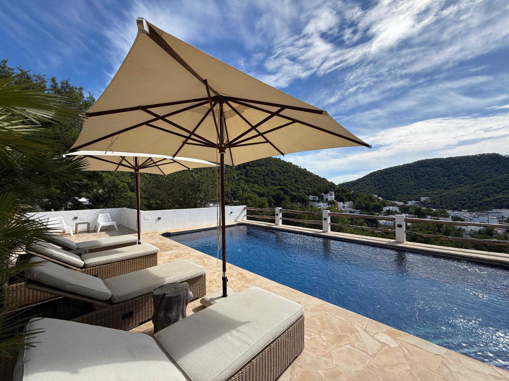 Villa con licencia turística, amplia zona de piscina y vistas panorámicas en Cala Llonga