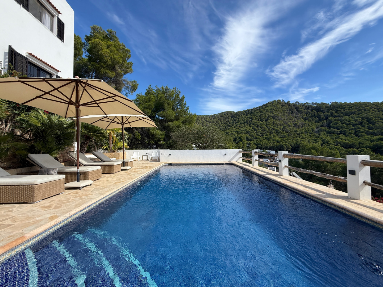 Villa con licencia turística, amplia zona de piscina y vistas panorámicas en Cala Llonga