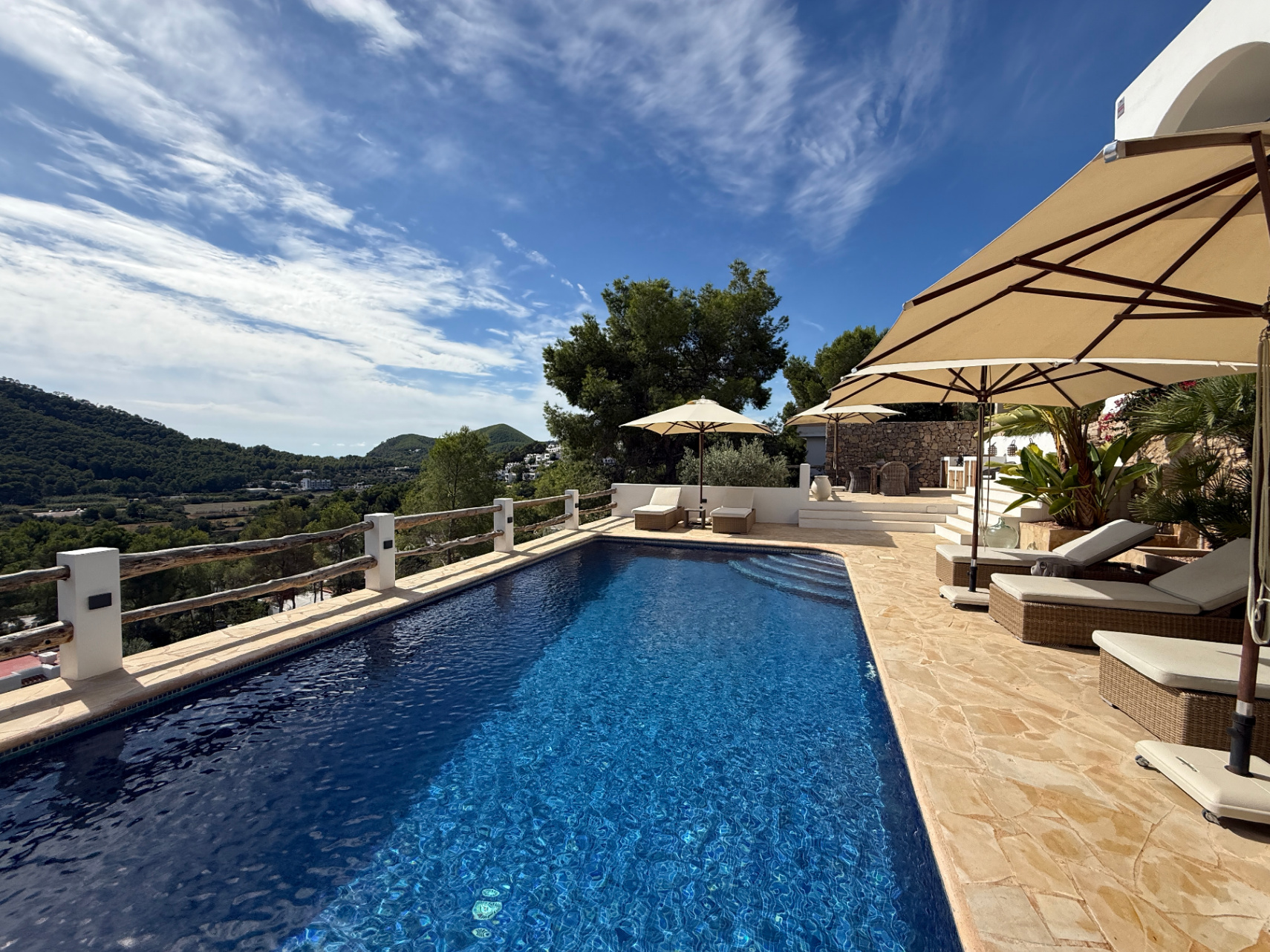 Villa con licencia turística, amplia zona de piscina y vistas panorámicas en Cala Llonga