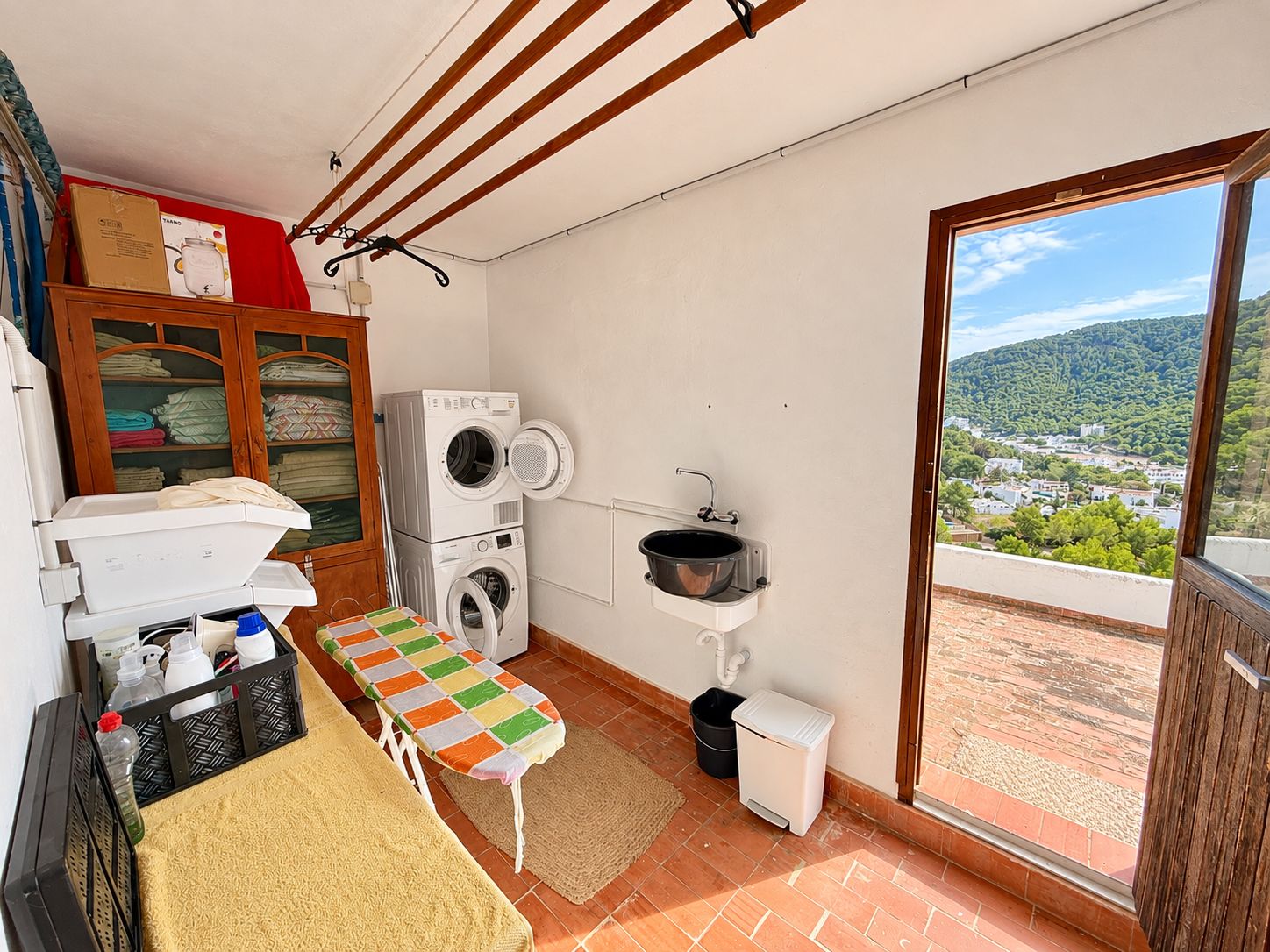 Villa con licencia turística, amplia zona de piscina y vistas panorámicas en Cala Llonga