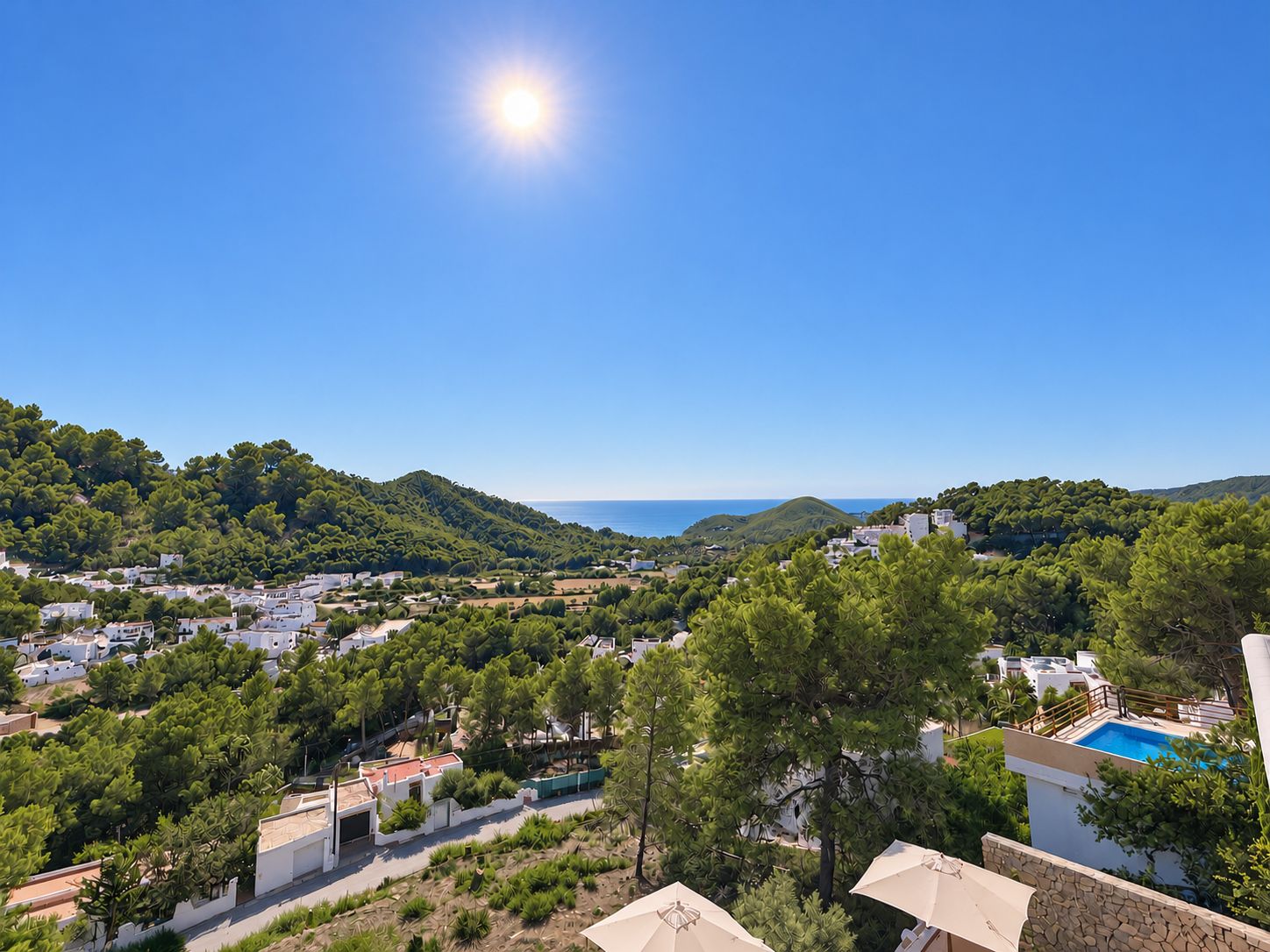 Villa con licencia turística, amplia zona de piscina y vistas panorámicas en Cala Llonga