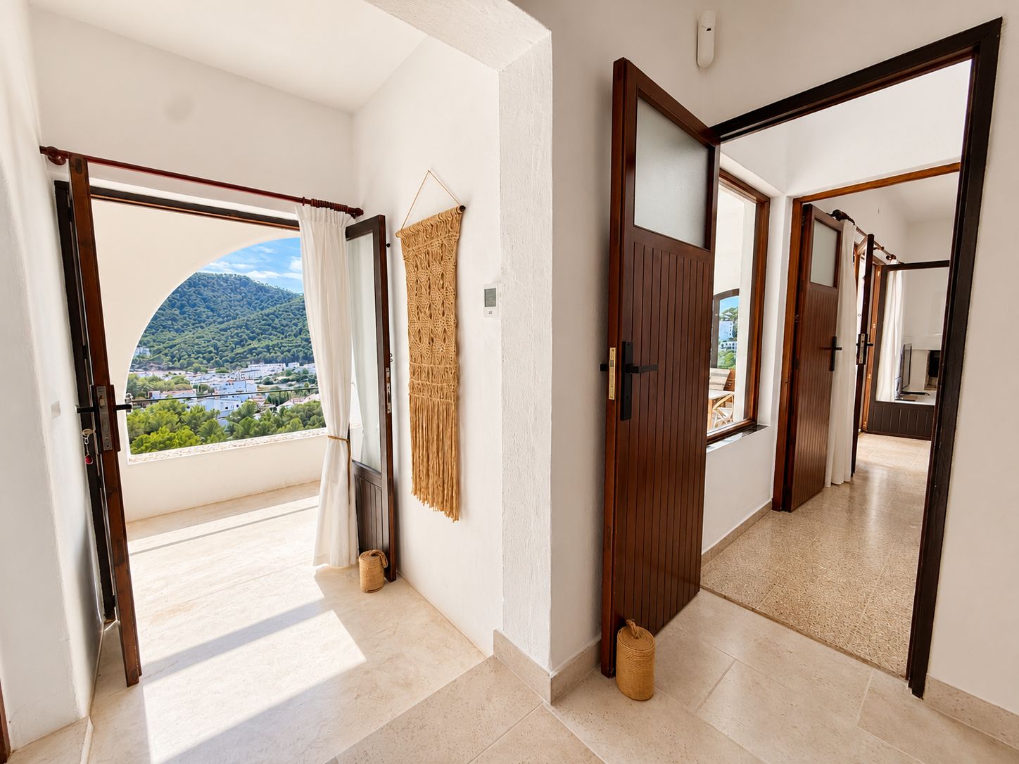 Villa con licencia turística, amplia zona de piscina y vistas panorámicas en Cala Llonga