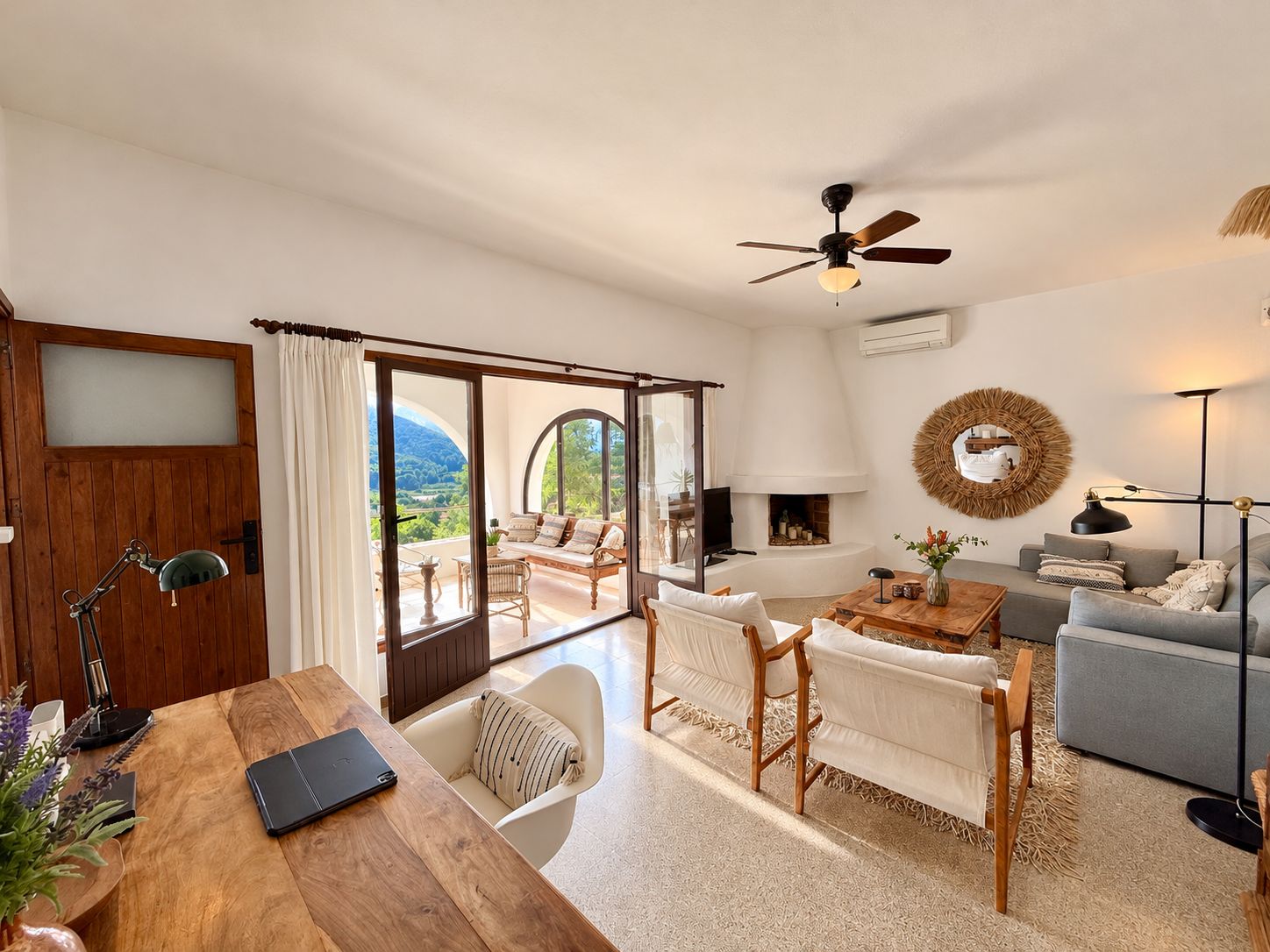 Villa con licencia turística, amplia zona de piscina y vistas panorámicas en Cala Llonga