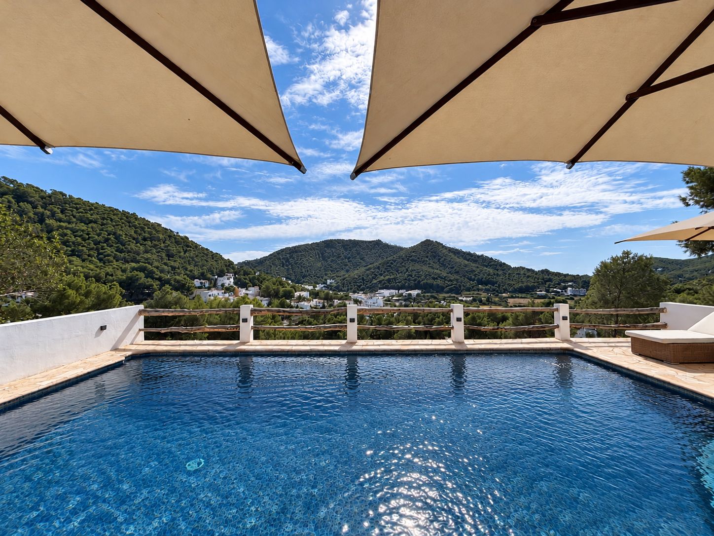 Villa con licencia turística, amplia zona de piscina y vistas panorámicas en Cala Llonga