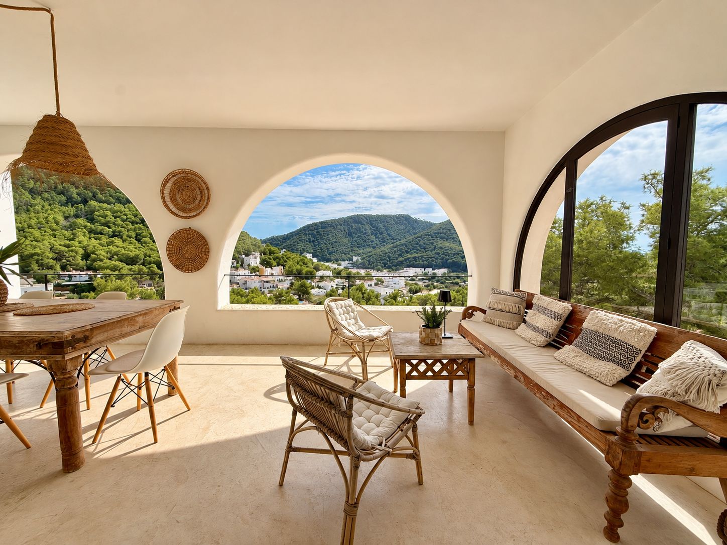 Villa con licencia turística, amplia zona de piscina y vistas panorámicas en Cala Llonga