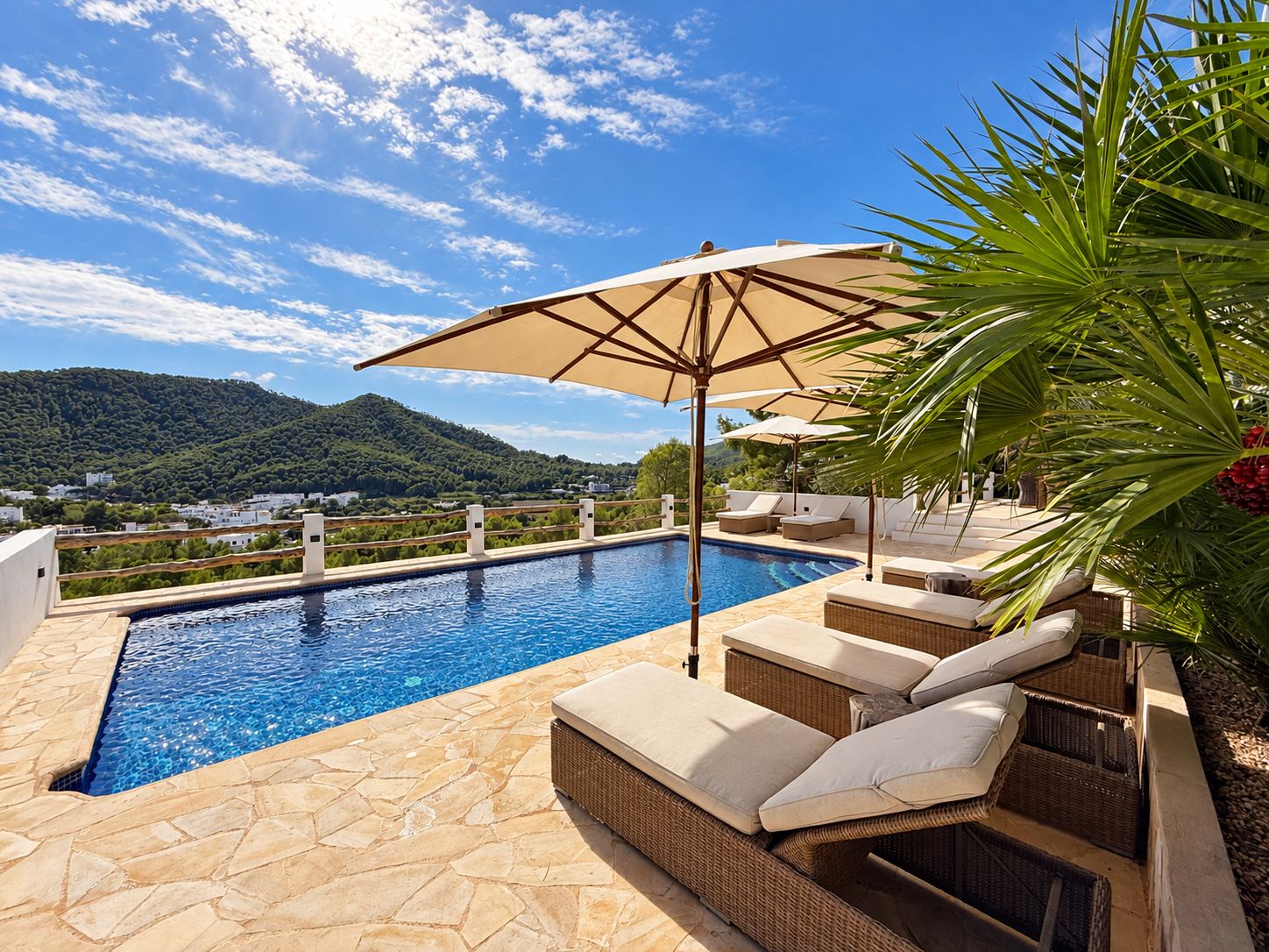 Villa con licencia turística, amplia zona de piscina y vistas panorámicas en Cala Llonga