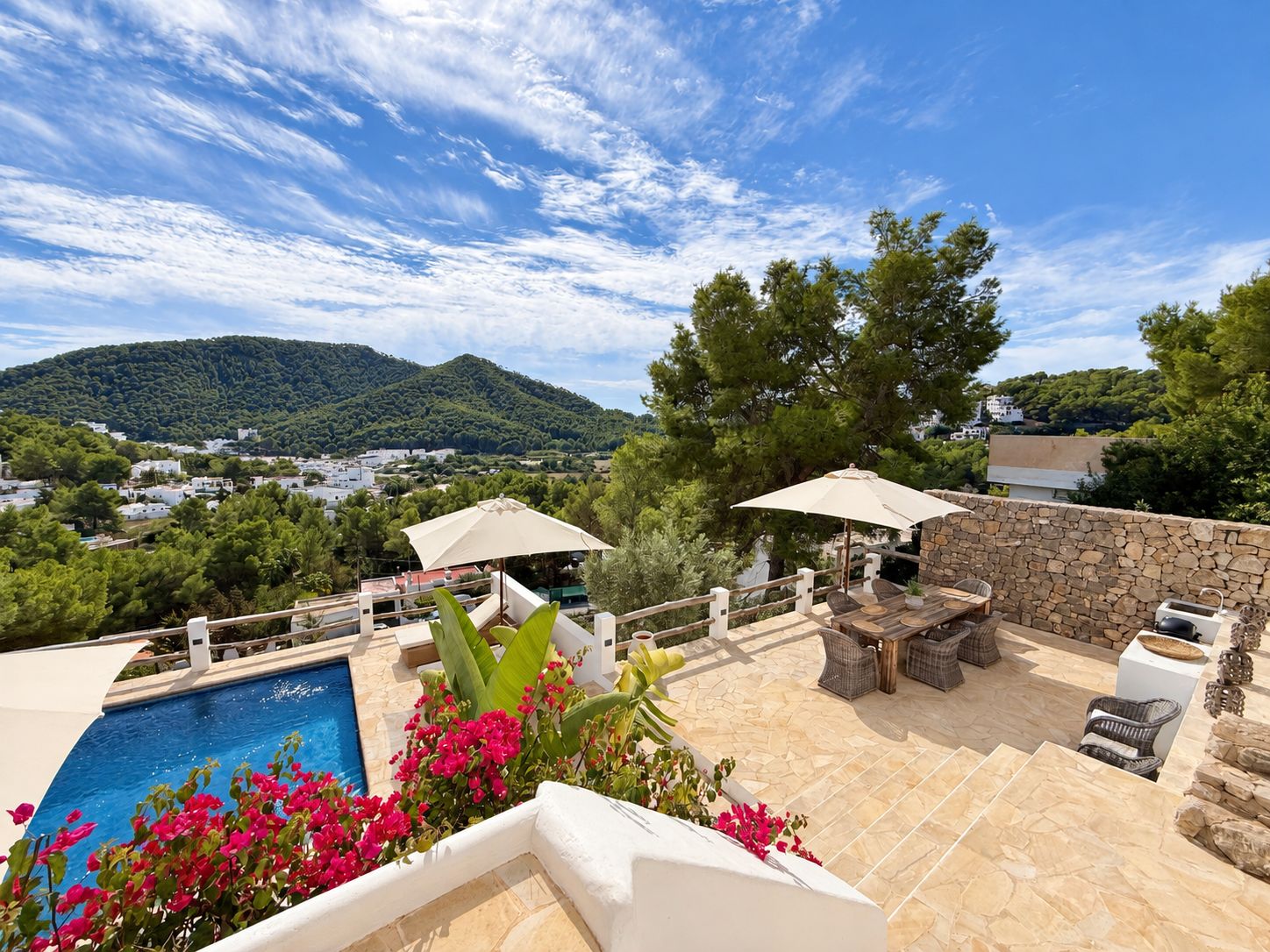 Villa con licencia turística, amplia zona de piscina y vistas panorámicas en Cala Llonga