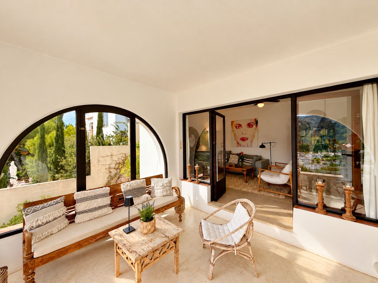 Villa con licencia turística, amplia zona de piscina y vistas panorámicas en Cala Llonga