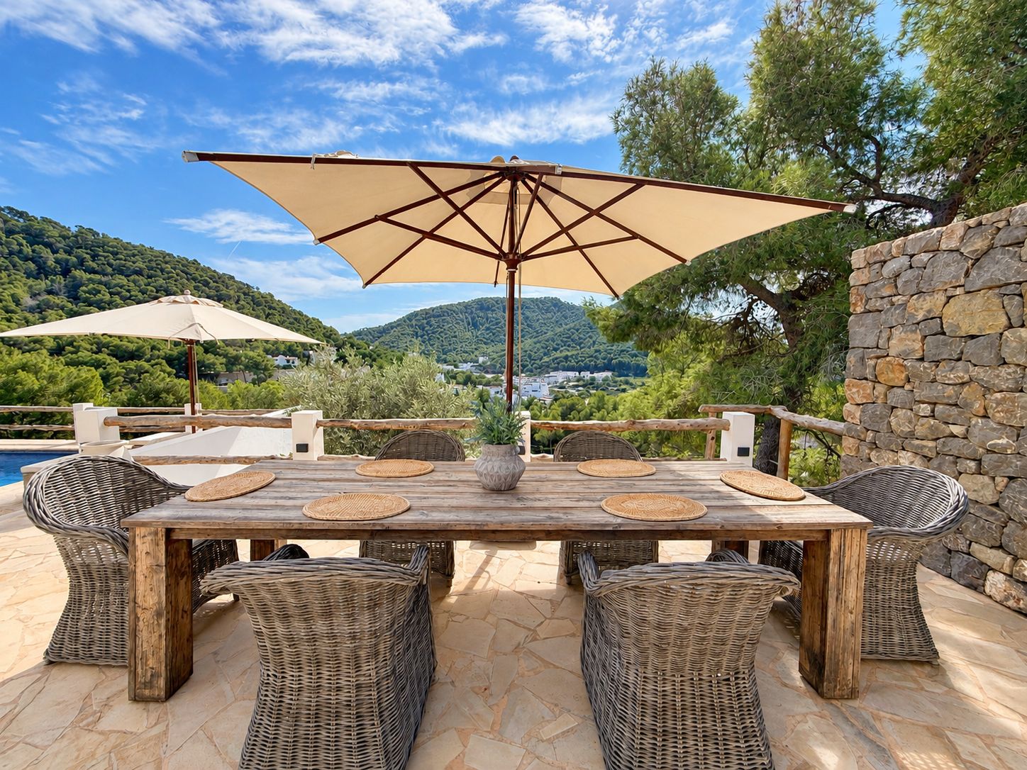 Villa con licencia turística, amplia zona de piscina y vistas panorámicas en Cala Llonga