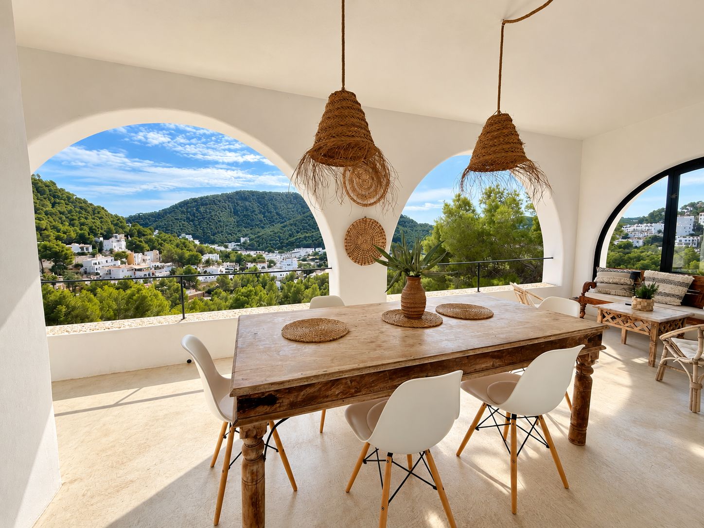 Villa con licencia turística, amplia zona de piscina y vistas panorámicas en Cala Llonga