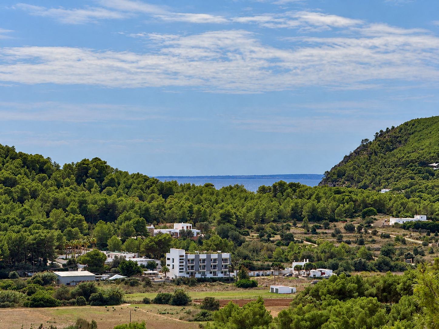 Villa con licencia turística, amplia zona de piscina y vistas panorámicas en Cala Llonga