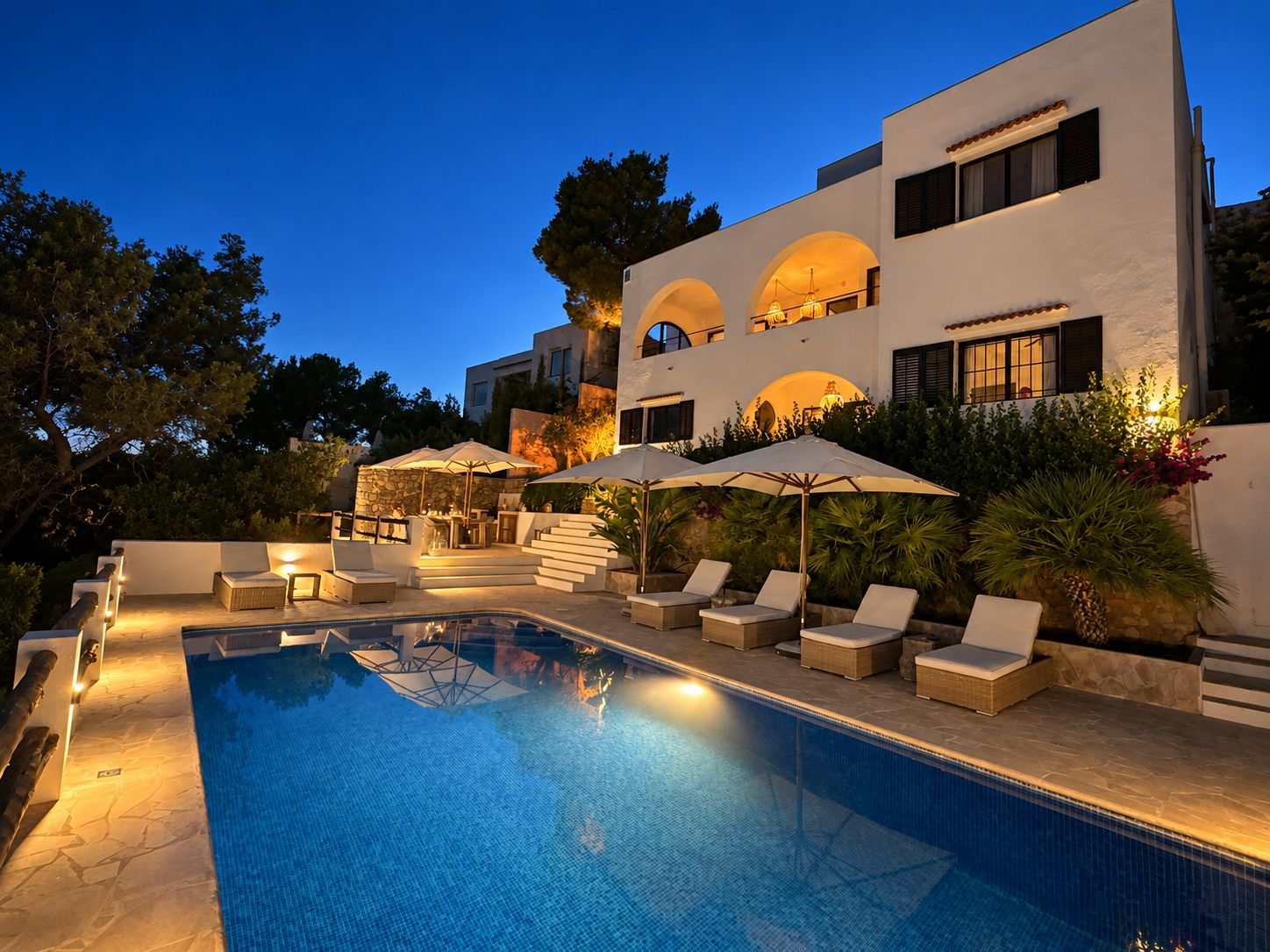 Villa con licencia turística, amplia zona de piscina y vistas panorámicas en Cala Llonga