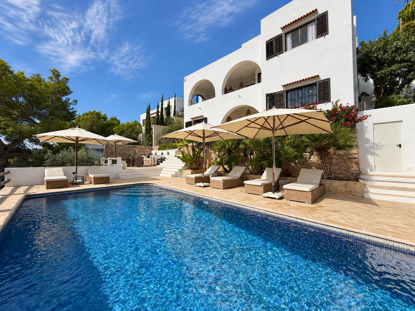Villa con licencia turística, amplia zona de piscina y vistas panorámicas en Cala Llonga