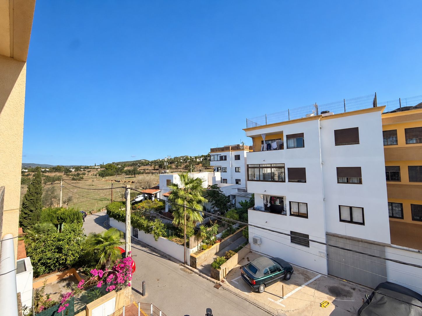 Exclusivo apartamento en Jesús – terraza privada en la azotea con vistas panorámicas a Ibiza ciudad y al mar