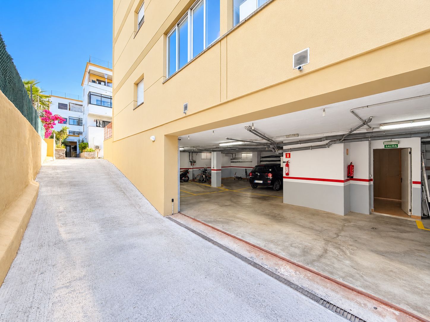 Exclusivo apartamento en Jesús – terraza privada en la azotea con vistas panorámicas a Ibiza ciudad y al mar