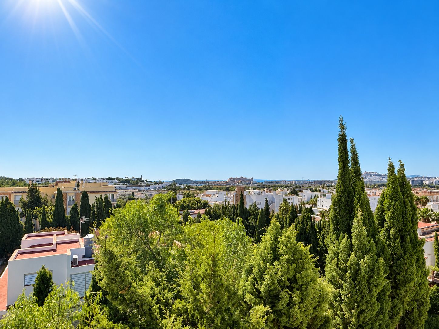 Exclusivo apartamento en Jesús – terraza privada en la azotea con vistas panorámicas a Ibiza ciudad y al mar