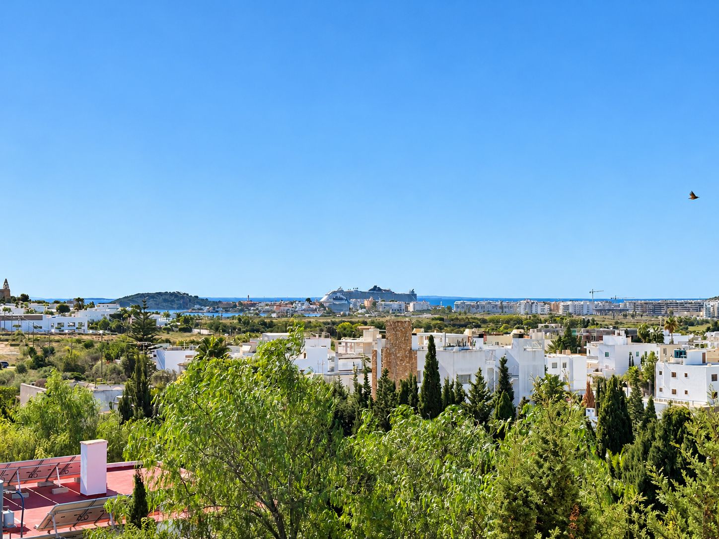 Exclusivo apartamento en Jesús – terraza privada en la azotea con vistas panorámicas a Ibiza ciudad y al mar