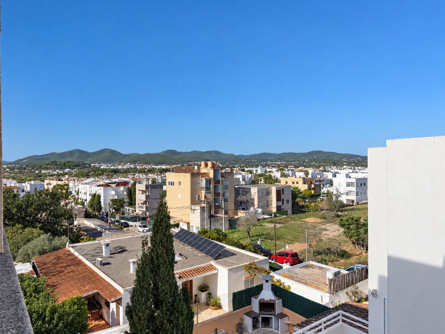 Exclusivo apartamento en Jesús – terraza privada en la azotea con vistas panorámicas a Ibiza ciudad y al mar
