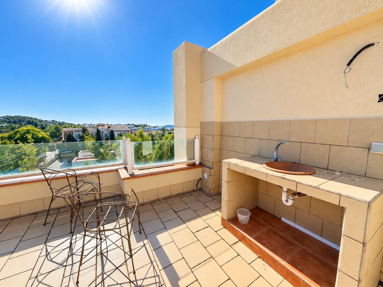 Exclusivo apartamento en Jesús – terraza privada en la azotea con vistas panorámicas a Ibiza ciudad y al mar